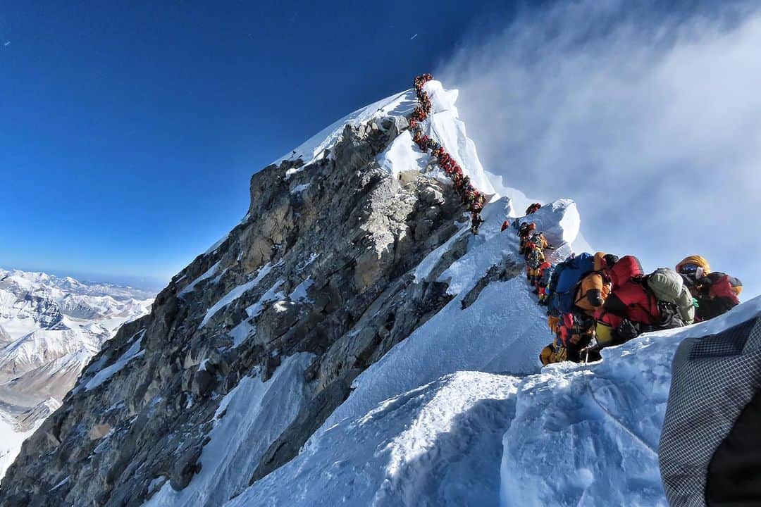 ルモンドさんのインスタグラム写真 - (ルモンドInstagram)「La photo, prise le 22 mai, et diffusée par Nirmal « Nims » Purja, un ancien membre des forces spéciales britanniques qui a entrepris de gravir quatorze des sommets himalayens culminant à plus de 8 000 mètres en sept mois, est éloquente. On y voit des dizaines d'alpinistes faire littéralement la queue, emmitouflés, piétinant sur l’arête située entre la cime et le col sud, où se trouve l’ultime campement du versant népalais pour accéder au sommet de l’Everest, qui culmine à 8 848 mètres. C’est dans ces conditions que deux Indiens, un Autrichien et un Népalais ont péri, portant à huit le nombre de morts cette saison sur le toit du monde encombré. La haute saison bat actuellement son plein sur ce sommet, au point que des embouteillages d’alpinistes se forment à proximité du sommet où l’oxygène se raréfie. - Photo : Nirmal Purja (@nimsdai) Project Possible / AFP (@afpphoto)」5月27日 20時03分 - lemondefr