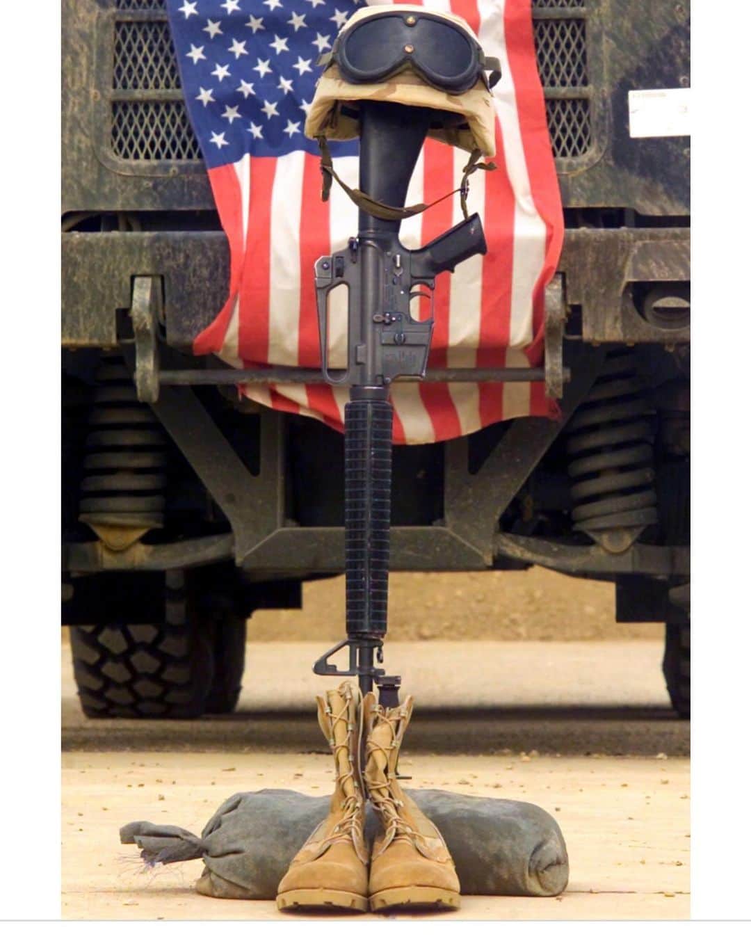 レイ・アレンのインスタグラム：「Today we must remember all of our fallen soldiers. I honor all of those soldiers who have lost their lives in the line of duty protecting our country. They made the ultimate sacrifice so we in this country have the liberties that we share every day!  Also, Thank you to all the Gold Star families for your sacrifices! #MemorialDay19 #battlefieldcross」