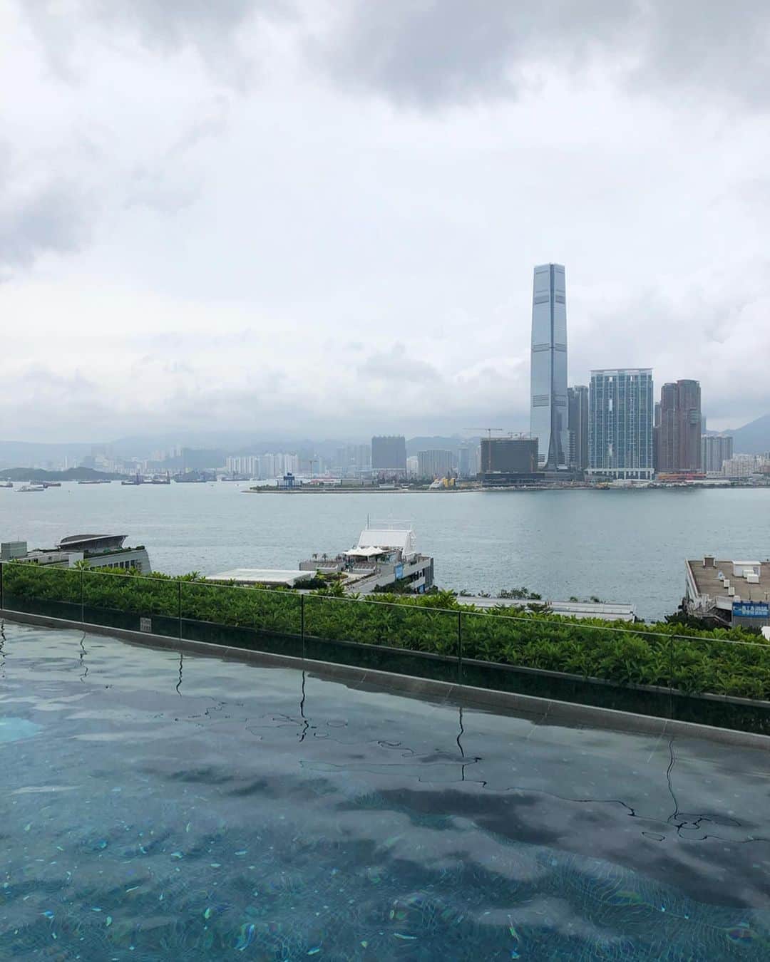 翁安芸さんのインスタグラム写真 - (翁安芸Instagram)「☁️☁️🌤☁️☁️ 曇りでしたが暑かった香港。娘とプールでぷかぷか。。バシャバシャ。。遊んでお腹が空いた私。友人のお菓子を食べようとしたらプールサイドでの食べ物禁止でした😂 娘はホテルの方が配っていたフレッシュブルーベリージュースを一気飲み🍹❤️ #hongkong #fourseasons #香港 #akiweng #翁安芸 #weekend」5月27日 19時59分 - akinyc
