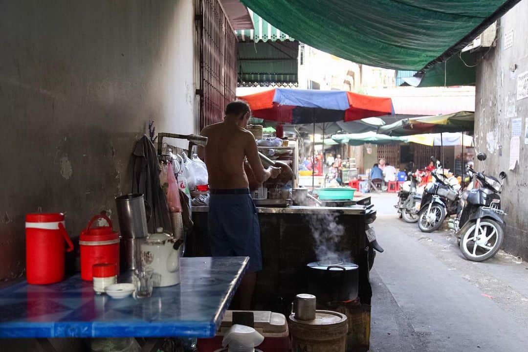 Shunsuke Miyatakeのインスタグラム：「A coffee shop on a tiny alley.  Me and @bjoernteufel went around quick morning walking with camera. Took some pictures on a street here and there. We chased morning light, but attracted by a great coffee smell on a tiny alley. There was no big supreme coffee machine, but tiny classic pot. The owner seemed busy making coffee and some customers were waiting for their coffee with chatting each other. We talked to some customers and waiting the coffee as well. The time we were in at the morning was exactly “The time well spent”.」
