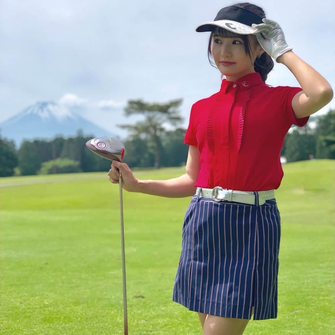 中村奏絵のインスタグラム：「昨日の🐥びっくりするほど暑かった😳☀️コースから富士山が綺麗に見えました🗻✨ これからの季節は熱中症に気をつけないとですね😹 #箱根 #富士山 #ゴルフ #ゴルフ女子 #ゴルフウェア #callaway #golf」