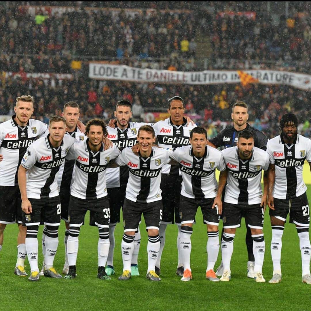 のインスタグラム：「Ci ho sempre creduto e non ho mai mollato, in una serata speciale con un atmosfera incredibile, dedicata all’addio di De Rossi alla sua Roma, un’altra bella favola che giunge al termine, il mio sogno che finalmente si avvera: esordio in serie A. Un anno sicuramente molto difficile, ma  l’importante è aver raggiunto il nostro obiettivo. Detto ciò volevo ringraziare tutti, soprattutto i miei compagni.  FORZA PARMA 💛💙」