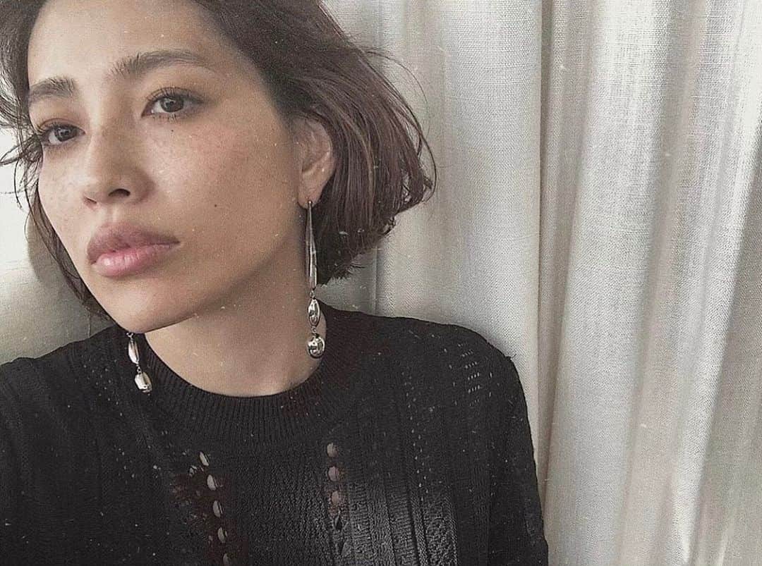 JUNNAのインスタグラム：「前髪を下ろしたり、上げたり 髪も巻いたり、ストレートにしてみたり ・ ・ ・ #ドロップスウェイピアス  #レーシーニットワンピース  スタイリング詳細はLINE BLOGにUPしました #etretokyo」