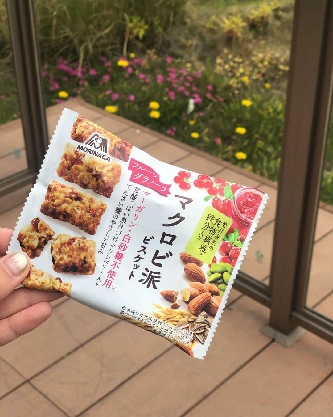 丸山悠美さんのインスタグラム写真 - (丸山悠美Instagram)「今日のおやつ♡🍪 『マクロビ派ビスケット』  白砂糖・マーガリン・動物性原料不使用！ 娘と一緒によく食べます♡お砂糖の甘さより、やさしい自然なおいしさの方がずーっと好き。 .  ザクザク食感が美味しくて手が止まらない♡ 食物繊維や鉄分も摂れて 美味しいだけじゃなくて カラダに優しい私的にはハナマル🌸おやつ。 .  マクロビ派ビスケット @macrobihaでは 7月23日まで写真投稿キャンペーンを実施中。 抽選で100名に、クオカード500円分とマクロビ派ビスケット「フルーツグラノーラ」「カカオナッツ」 の各6個セットが当たるそうですよ✨ . . .  #マクロビ派 #ザクザク #PR #ヘルシー #ヴィーガン #おやつ #お菓子 #間食 #てんさい糖 #食物繊維 #鉄分 #カカオナッツ #フルーツグラノーラ #食べスタグラム #マクロビ #マクロビオティック #マクロビスイーツ」5月27日 20時06分 - maruyumi