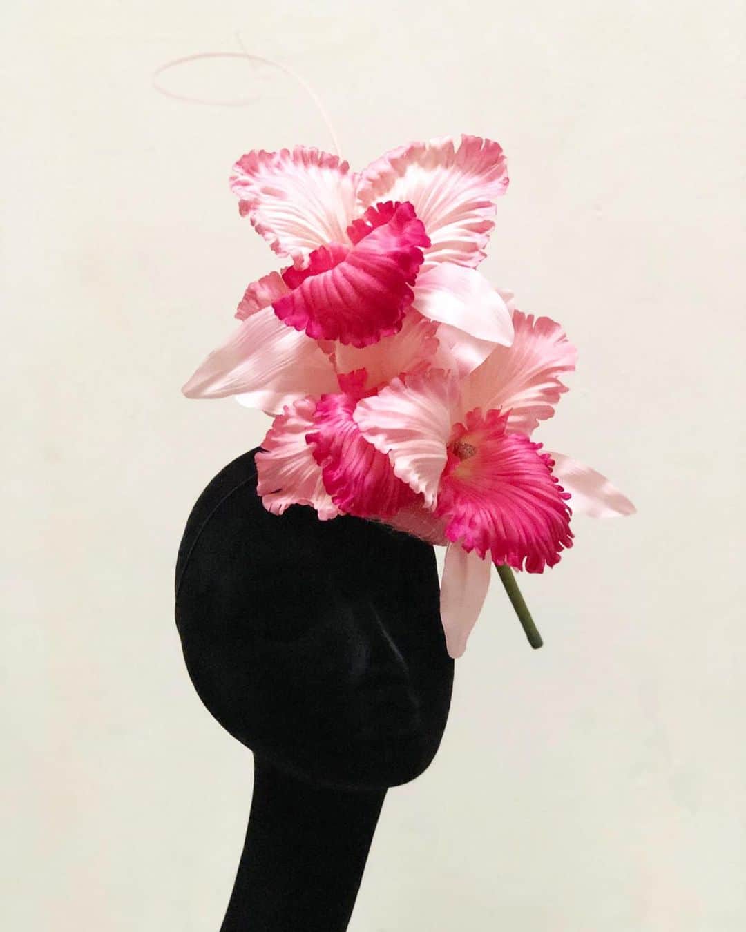 ピアーズアトキンソンさんのインスタグラム写真 - (ピアーズアトキンソンInstagram)「#thinkpink A floral arrangement on a hand crafted pink leather pillbox. Accented with veiling and ostrich quills | #piersatkinson #couture #handmade #bespoke #oneofkind #crystal #orchid  #pink #purple #🌺#chapeaudujour #🎩」5月27日 20時08分 - piersatkinson