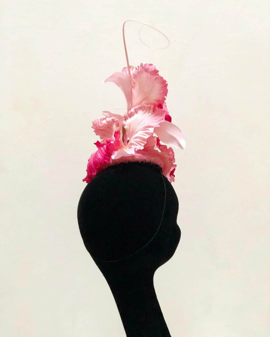 ピアーズアトキンソンさんのインスタグラム写真 - (ピアーズアトキンソンInstagram)「#thinkpink A floral arrangement on a hand crafted pink leather pillbox. Accented with veiling and ostrich quills | #piersatkinson #couture #handmade #bespoke #oneofkind #crystal #orchid  #pink #purple #🌺#chapeaudujour #🎩」5月27日 20時08分 - piersatkinson