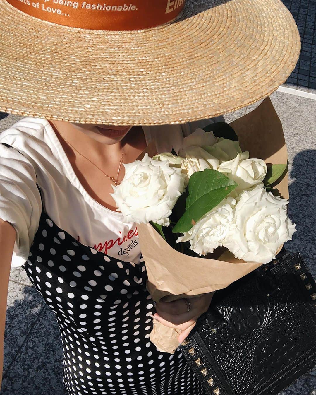 梯真奈美さんのインスタグラム写真 - (梯真奈美Instagram)「今日はずっとデスクでお仕事してたから、途中気分転換におさんぽ♡ あっついね〜！！！😳 ほんとに日焼けしやすくてすぐ吸収しちゃうから日焼け対策もっとちゃんとしなければ！😤 #today #fashion #outfit #instafashion #instagood #flower #flowers #bag #hat #zara #summer #eimy #eimyistoire」5月27日 20時08分 - official_manami