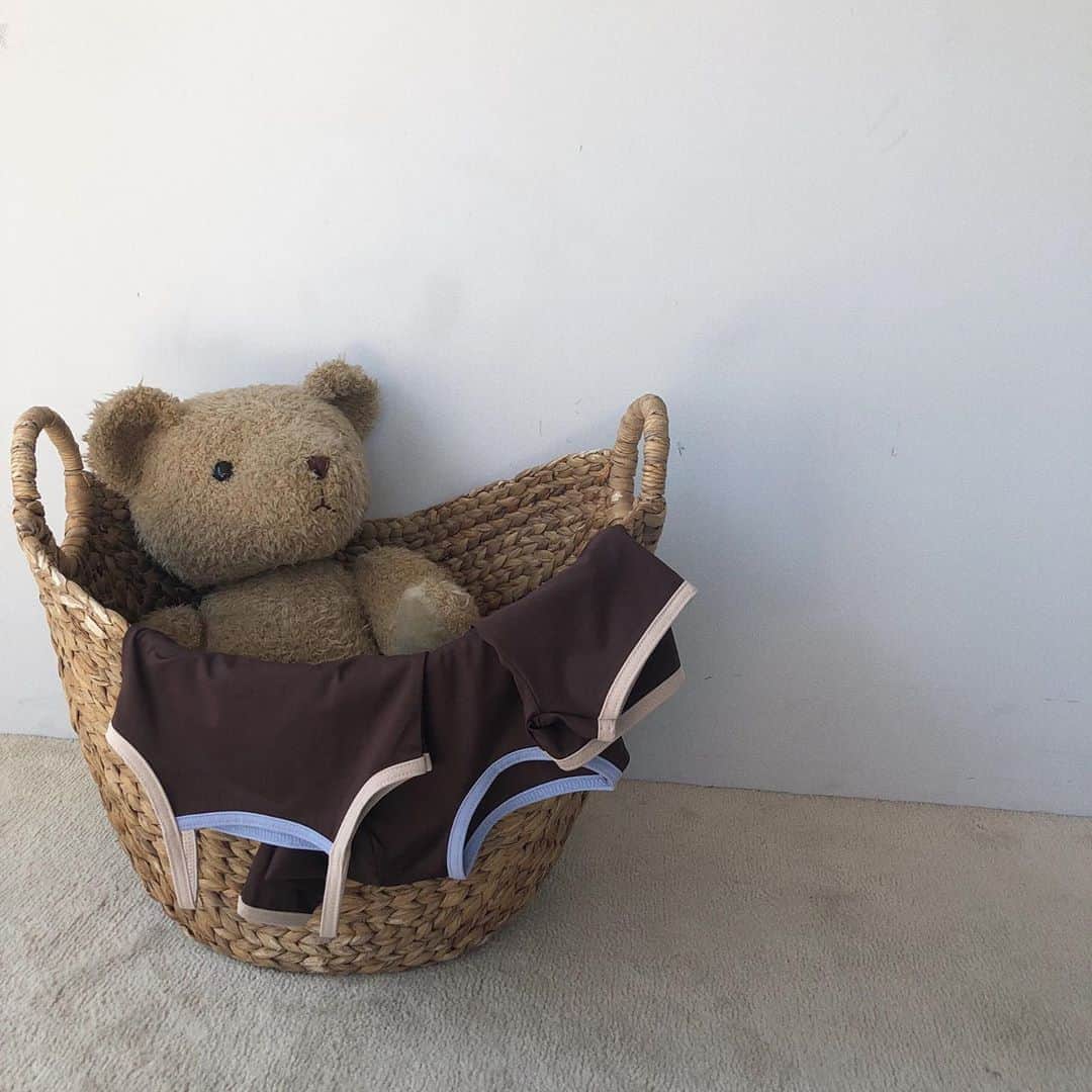 近藤千尋のインスタグラム：「今日は裏方さんのお仕事🐻 6月発売の夏物の撮影📸 夏からは皆様からリクエスト頂いた、 マタニティライン も少しだけupされる予定です❤️ @ajuga.shop  水着も…😘 明日の新作トートバッグも楽しみ🥺✨」