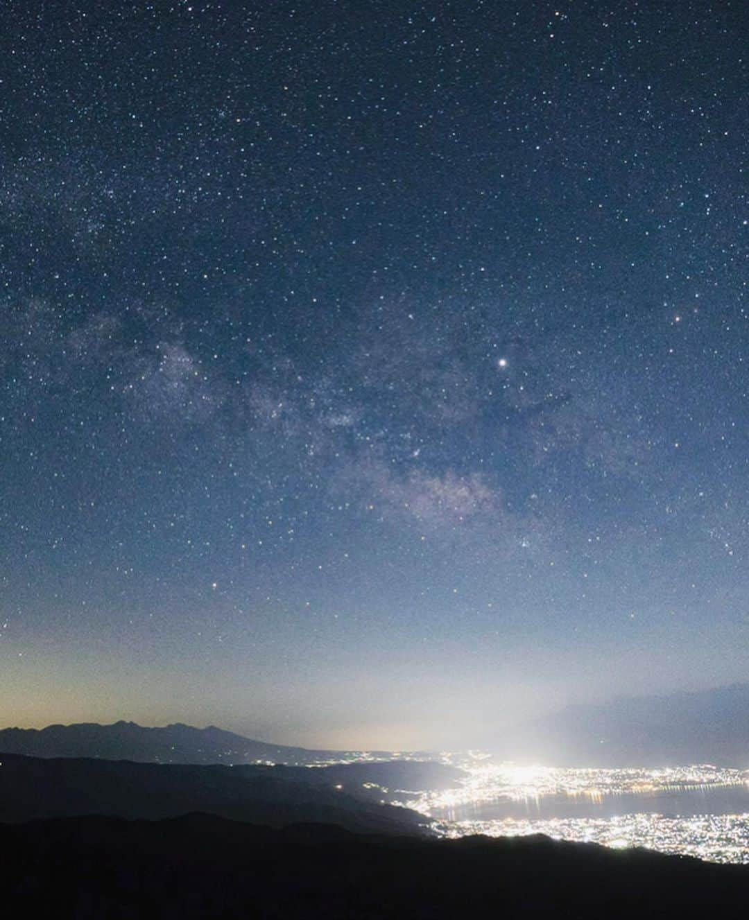 masayaさんのインスタグラム写真 - (masayaInstagram)「Mt.Takabocchi  Nagano Prefecture 高ボッチ山頂付近、灯りが無い真っ暗な道を進む。3度目なので余裕で歩けて怖さは無い。時々悲鳴に似た鹿の鳴き声が辺りに響き渡るのも慣れた感がある。山頂にたどり着けば向こう側に諏訪の夜景が見える。気温は8度だけど風が無く絶好の撮影日和。 写真は月が昇る前の天の川。 #天の川 #高ボッチ高原  #長野県 #星空」5月27日 20時15分 - moonlightice