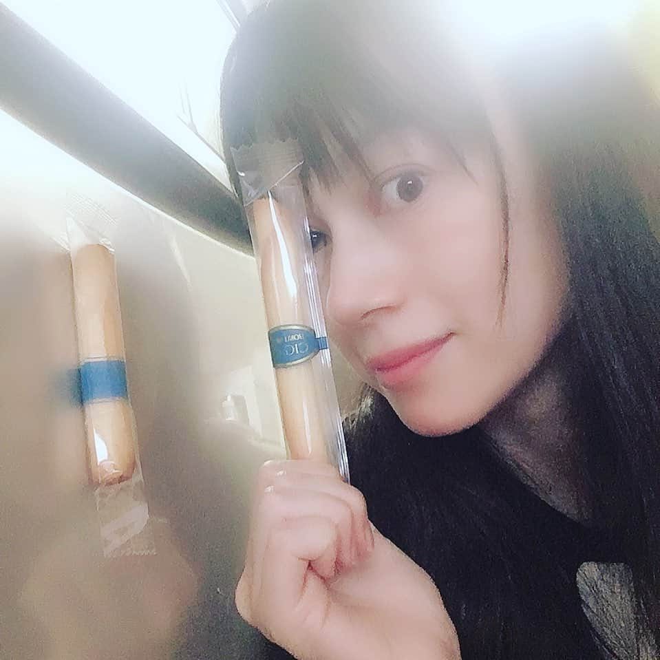 佐伯日菜子さんのインスタグラム写真 - (佐伯日菜子Instagram)「とっても不思議な写真！ シガールって冷蔵庫につけられるの？ 実はこれマグネットです！食べられません🈲笑 #佐伯日菜子  #シガール  #ヨックモック  #お菓子  #素敵なプレゼント  #ありがとう  #僕はイエス様が嫌い  #公開まで  #あと4日」5月27日 20時21分 - hinakosaeki