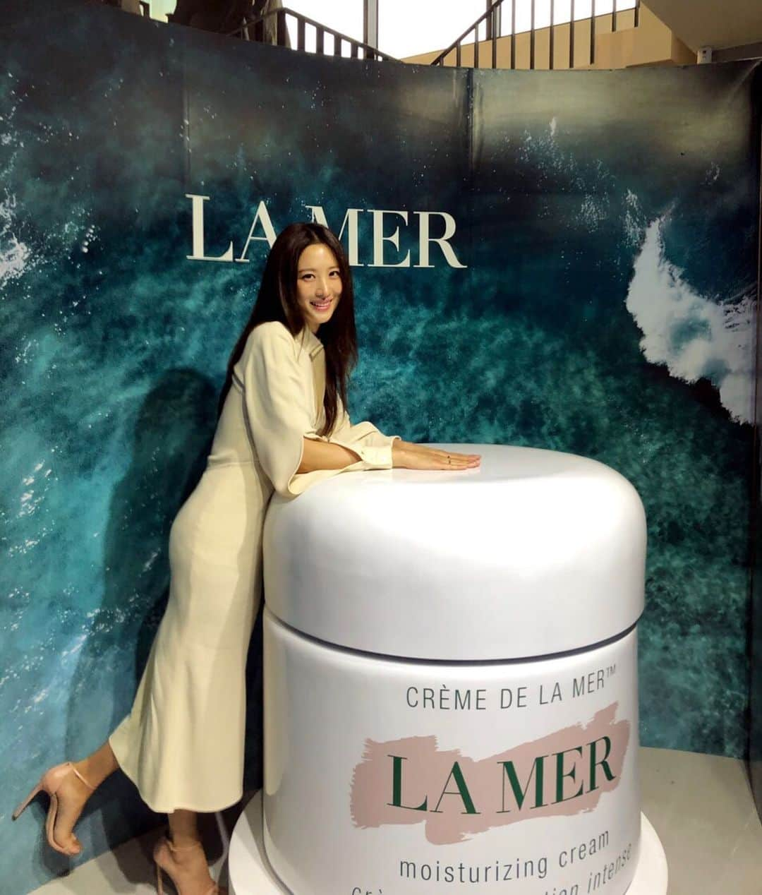 キム・スヒョンさんのインスタグラム写真 - (キム・スヒョンInstagram)「I’ll take this one please🖤 @LaMer #MiracleLounge in Seoul」5月27日 20時22分 - claudiashkim