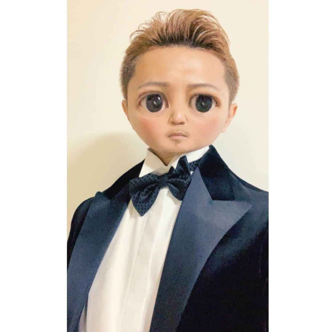 ATSUSHIさんのインスタグラム写真 - (ATSUSHIInstagram)「#atsushizm﻿ ストーリーばかりやりすぎてメインを上げるハードルが上がってきたので、少し軽めに…。と思ったら結局軽く済みませんでした。（笑）イタリアのサヴォイア家の主催する晩餐会に参加してきました。2回目だったし少し慣れてきたかなと…。騎士団の説明に関しては、2年前にも上げたことがあるので、詳しくはそちらを読んでいただければ、騎士団とはなんぞやと分かってただけるかと思います。翔くんのいる氣志團も大好きですが、騎士団です…（笑）今日のスピーチでも話させていただきましたが、これからも社会貢献活動していきたいという想いは、もちろん変わりませんが、自分が率先することで、”社会貢献≒偽善” みたいな変な考え方をそろそろ変えていきたい想いもあります。もうグローバルに助け合う時代は来ています。何を言われようが、ブレずに続けていらっしゃるイタリア王子、聖マウリツォ・ラザロ騎士団の諸先輩方や、杉良太郎さんの背中を見ながら、正々堂々と子どもたちのためにできることをしていきます。 そしてATSUSHIとしてのプロジェクトの立ち上げも、やっと具体的な話になってきました。まだかよ?と思われる方もいらっしゃるかもしれませんが、そもそも会社や組織を立ち上げるには、そう簡単にはいきません。ましてや、慈善団体となれば、より一層ハードルは高くなります。理想論ではなく、現実的に具体的な活動内容はなんなのか。そして法律上のことを行政書士さんなどに依頼し、さらに自分も勉強しながら、税理士の先生や会計士の先生との相談。まだまだクリアしなければならない壁があります。もう少しだけお待ちください。でも確実に進んでいますし、もう形は見えはじめています。とにかく自分にできる音楽と、少しの気持ち（例えば児童養護施設の子どもたちに向けて、寄贈するものや、何か記念になるものをプレゼントするなど…）で、少しずつ希望と優しさの輪が広がるといいなという、ただただ純粋にそんな想いでいます。﻿ ﻿ 伝えたい想いが溢れてきて、結局ぜんぜん軽くならないことをお許しください…（笑）﻿ ﻿ Prince, Dr.Tomabechi,Moe, そして関係者の皆様本当にありがとうございました。そしてお疲れ様でした。﻿ ﻿ These days I’ve been posting so much to my stories that I’ve not been thinking about putting pictures on the main account ! So here we are! I participated in a dinner hosted by the Italian Savoia family. This was my second dinner with them so I was a bit more relaxed than before... 2 years ago I wrote and explained about my knighthood so you can read more about that on my post from a couple years ago. ﻿ ﻿I like Show from the music band KISHIDAN but this time it’s KISHIDAN,the knighthood. (Japanese joke)﻿ ﻿ As I said last night, I’m willing to take part in social contribution activities and change the idea that some people might think that “social contribution = hypocrisy”. I’ve learned a lot from the elders of the Savoia family as well as Ryotaro Sugi san, and  I would like to give back and show the children what I’ve learned. ﻿ My new project is almost taking shape. People might think, it’s taking too much time, however to build a company or an organization is hard work. Please understand that’s its not that easy. I would like to support children in need with my music, by donating and volunteering. ﻿ I hope that little by little we can increase the circle of hope and kindness. ﻿Prince, Dr.Tomabechi, Moe and to all my supporters, thank u」5月27日 20時26分 - exile_atsushi_official