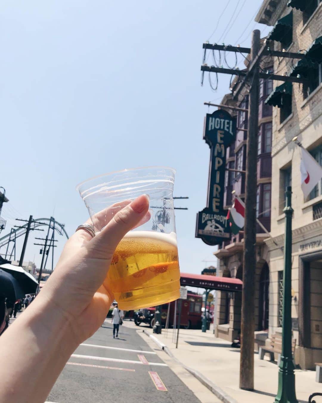 古川貴絵さんのインスタグラム写真 - (古川貴絵Instagram)「・ 乗り物じゃなくビールへ走るところとか、 ３時間で疲労が半端なくて老いを感じた🍻 #USJ」5月27日 20時37分 - _kiegram