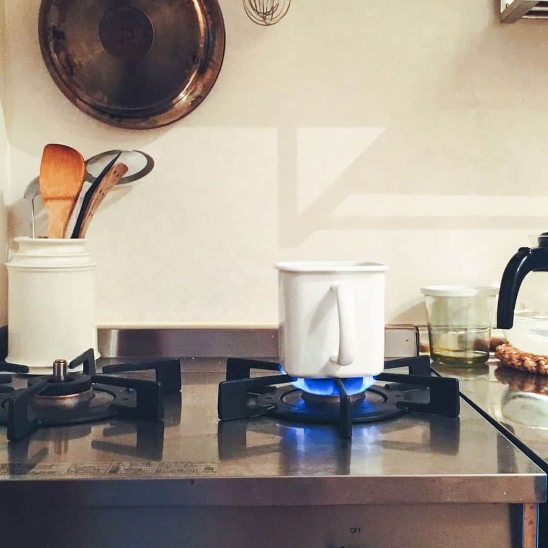 北欧、暮らしの道具店さんのインスタグラム写真 - (北欧、暮らしの道具店Instagram)「お味噌汁づくりに大活躍！これ一つで、下ごしらえ・調理・保存ができる「野田琺瑯」のホワイトシリーズ。 . 夜の家事の締めくくりに、800mlの水と煮干しと昆布をストッカーにいれて、ひと晩冷蔵庫へ。 . これでだしがとれるので、翌日はそのまま火にかけて、手軽にお味噌汁が作れますよ。 . たっぷり容量なので、4食分のお味噌汁がまとめて作れるのも嬉しいポイントです◎ - - - - - - - - - - - - 野田琺瑯/ホワイトシリーズ（各種） ▶お買いものはプロフィールのリンクからどうぞ→@hokuoh_kurashi ・ #kitchen#kitchenware#food#foodstagram#stock#野田琺瑯#ホワイトシリーズ#作り置き#キッチン#ごはん#朝ごはん#ランチ#夜ごはん#ディナー#料理#シンプル#シンプルライフ#シンプルデザイン#暮らしを楽しむ#日々の暮らし#北欧#暮らし#北欧暮らしの道具店」5月27日 20時30分 - hokuoh_kurashi