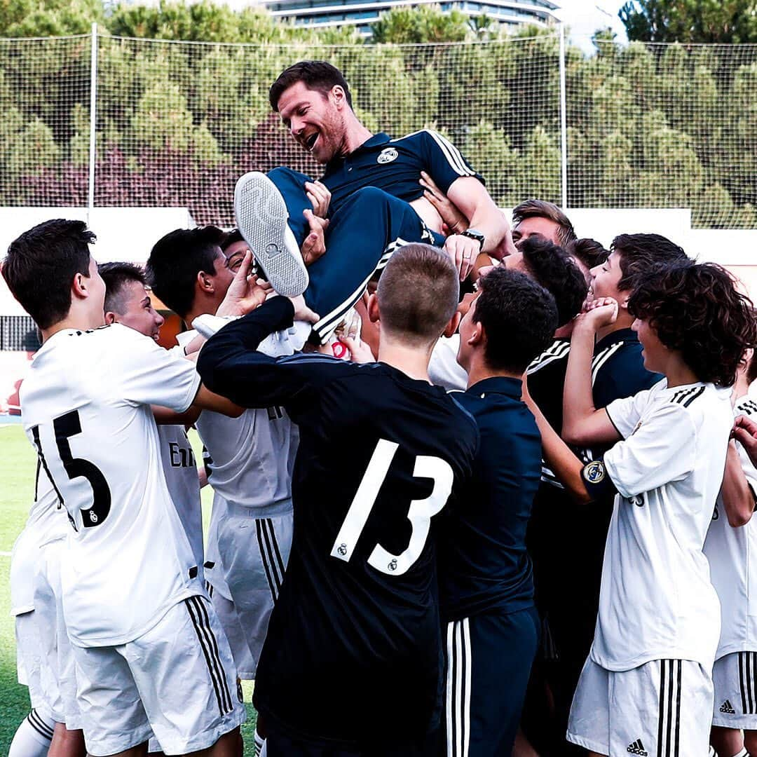 レアル・マドリードさんのインスタグラム写真 - (レアル・マドリードInstagram)「🙌🏆 @XabiAlonso, a champion as a @RealMadrid player and as coach of our Under-14s! #LaFabrica」5月27日 20時31分 - realmadrid