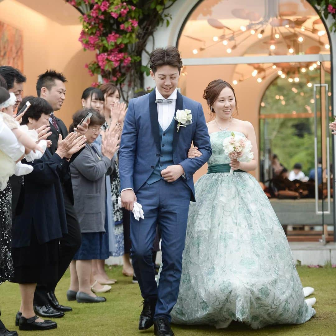 【公式】小さな結婚式さんのインスタグラム写真 - (【公式】小さな結婚式Instagram)「@petit.wedding をフォローしてね♩ #小さな結婚式 をつけてのお写真投稿も大歓迎です♡ こちらの公式IGでリグラムさせていただきます＊ . ✬イルドレチャペルでのウェディングフォトをcheck＊* . ゆったりとした寛ぎの空間で叶える沖縄でのウェディング。 南国ならではの暖かな空気がおふたりの幸せを包み込みます♡ . ——————— #小さな結婚式  #petitwedding #前撮り #結婚式  #プレ花嫁 #卒花 #アットホーム #少人数 #家族婚 #少人数結婚式 #ウェディング #ウェディングドレス #wedding #bridal #weddingdress #花嫁 #結婚式準備 #式場探し #日本中のプレ花嫁さまと繋がりたい #結婚式の思い出に浸る会 #結婚準備 #ウェディングフォト #沖縄ウェディング #ガーデンウェディング」5月27日 20時34分 - petit.wedding