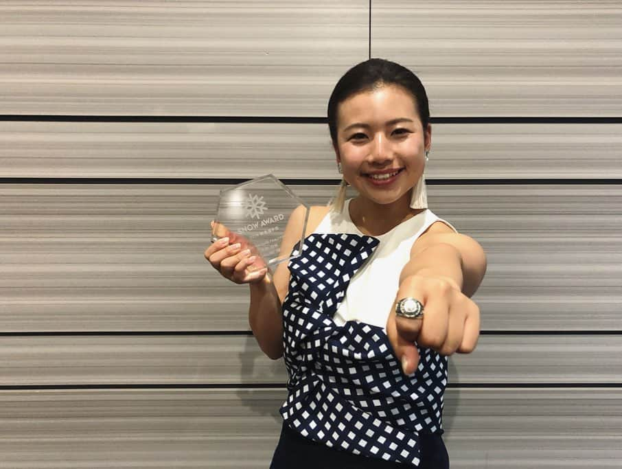 今井胡桃のインスタグラム：「今シーズンSNOW AWARDで優秀選手賞を受賞することが出来ました！ いつも応援ありがとうございます☺️ .  Dress @sophieetvoilatokyo  Hair make @maisondeblanche . . #burton #burtonjapan #anon #プリオホールディングス #ヴィラデマリアージュ #callafactory #ark #cocopalm #snowboard #halfpipe」