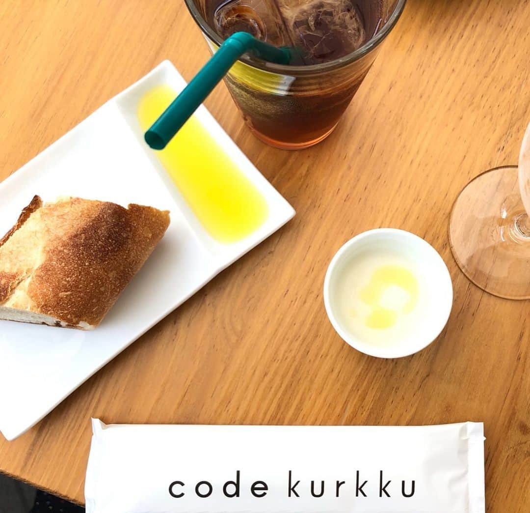 KAORI.OMURA 大村香織さんのインスタグラム写真 - (KAORI.OMURA 大村香織Instagram)「姫ちゃんモデルデビュー👸の前に @codekurkku_restaurant でムーちゃん親子とランチ🍽 ・ 緊張の前に美味しいお食事でリラックス✨ ・ カブのスープから始まり、飛騨牛、ストロベリー🍓の冷たいデザートまで美味しくいただきました♡ ・ サラダのドレッシング🥗、家で再現できないかなぁー🤔 ・ この後は、発表会のママの気分でした。笑。 姫ちゃんもムーちゃんも頑張ってました‼️ ・ また写真や動画は改めて☺︎ ・ #ランチ#lunch#codekurkku #代々木上原グルメ #代々木上原カフェ #わんこ #わんこのいる生活 #愛犬#家族#モデルデビュー#ヨーキー#極小ヨーキー#ポケットヨーキー#アラフォー#アラフォーライフ#yorkshireterrier #yorkie #yorkiegram101#代々木レストラン#代々木上原グルメ#モデル犬#モデル犬デビュー」5月27日 20時41分 - kaori.omura