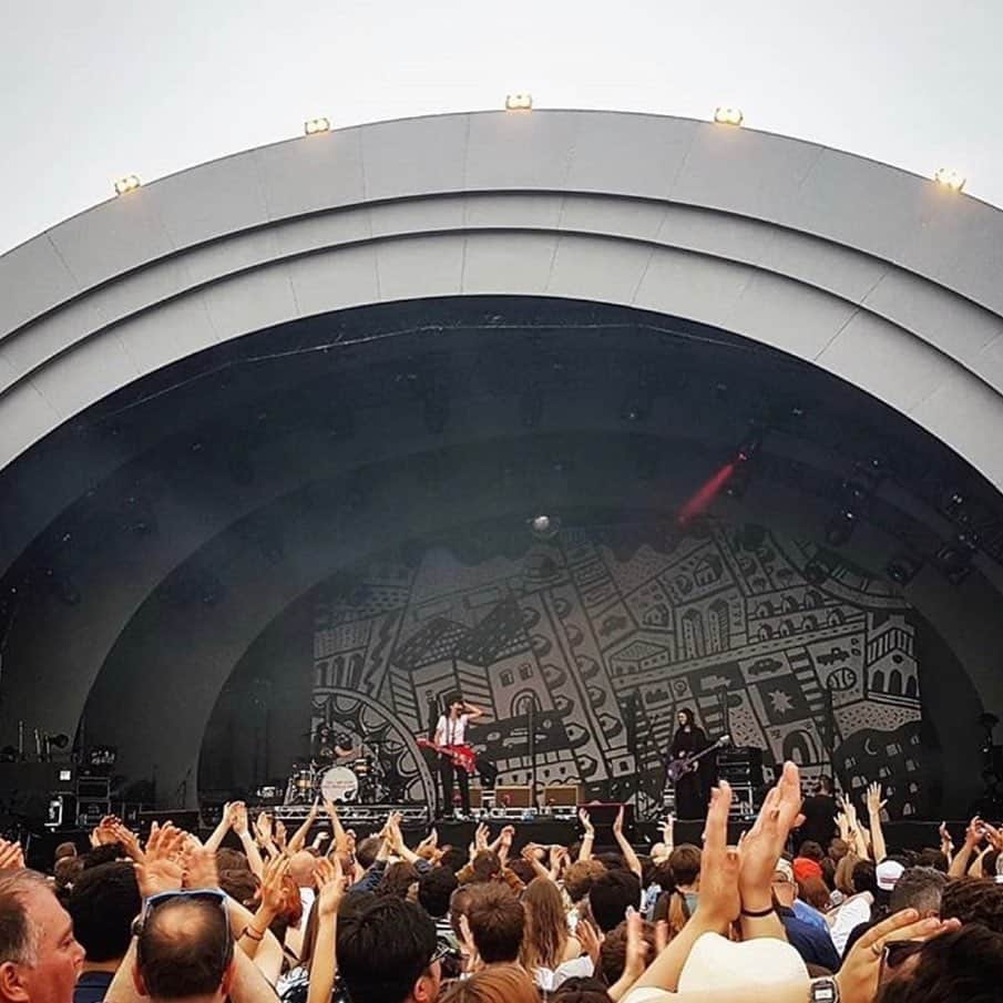 コートニー・バーネットのインスタグラム：「Thank u for the rad times so far London, Zagreb, Budapest, Istanbul & Athens!!! ❤️❤️❤️ Big cheers #yamas to my friend @_steph_hughes_ for our beautiful backdrop. Photo 1 by @qv_bee at @allpointseastuk Photo 2 by Steph Hughes, Coburg North (ink on paper). Hugs to @bonessloane and @dmouse13 and our crew for the rock vibes n in-flight entertainment💕💕💕」