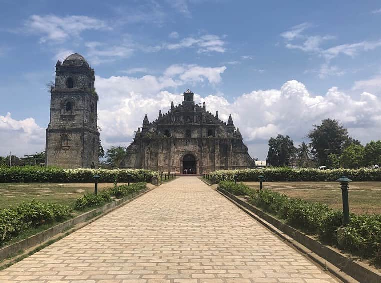 朝日放送「朝だ！生です旅サラダ」さんのインスタグラム写真 - (朝日放送「朝だ！生です旅サラダ」Instagram)「@aiaoki_official  歴史あるかっこいいパオアイ サン・アグスティン教会⛪️✨✨ 300年以上も前に、どうやってこんな立派な教会を建てたんだろう。。🤔💭 風化が進んでいるところがまた雰囲気があって素敵です☺️♥️ 中は奥行きがあってとても広い😳 教会のあの神聖な感じ✨なんだか心が浄化された気がしました😌💙 _ #パオアイサンアグスティン教会  #SaintAugustineChurchofPaoay  #雰囲気のある #教会 #聖堂 #風化  #バロック様式教会群 #世界遺産 #イロコス地方  #IlocosRegion #フィリピン #Philippines _ #ABCテレビ #朝日放送テレビ #朝だ生です旅サラダ #旅サラダ #旅サラダガールズ  #青木愛 #土曜 #あさ8時 #シンクロ 今は #アーティスティックスイミング #元日本代表 #海外 #旅  #travel #trip」5月27日 20時42分 - tabisalad