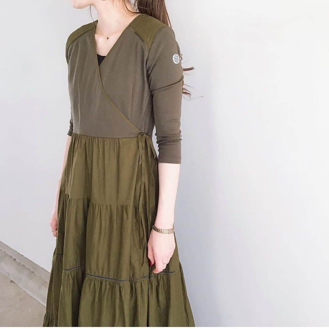 BORDERS at BALCONYのインスタグラム：「大人気の「BALLERINA MAXI DRESS」。⠀⠀ ⠀⠀ 上身頃は肌触りのソフトなジャージー、ウエストからはふわっと広がる繊細な綿ローンを使用。⠀⠀ ⠀⠀ カジュアルでもきちんと感を出すために肩には少しハリを持たせています。リゾートで着ていただきたく、ウエストはゆるめでリラックス感を出しています。スニーカーやフラットサンダルに合わせるのがオススメです◎。⠀⠀ ⠀⠀ 実物は @piece_bfu でお買い求めできます。 ⠀⠀」