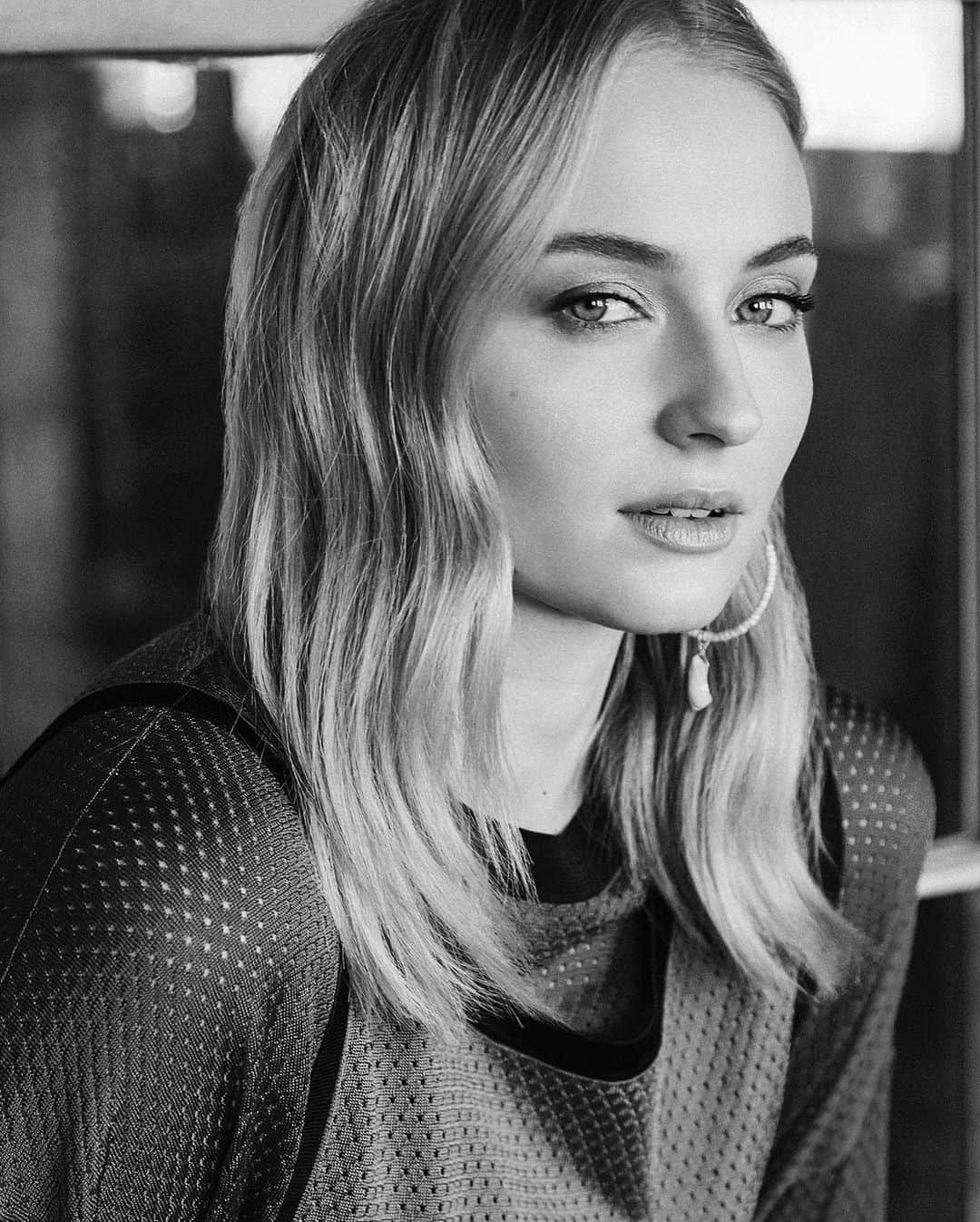 Hung Vanngoさんのインスタグラム写真 - (Hung VanngoInstagram)「@sophiet for @s_moda 🖤💫⚡️✨. 📷 @jackwaterlotstudio 👗 @nataliabengoechea 💇 @cwoodhair 💄 @hungvanngo  #SophieTurner #XMen #DarkPhoenix #GamesOfThrones」5月27日 20時43分 - hungvanngo