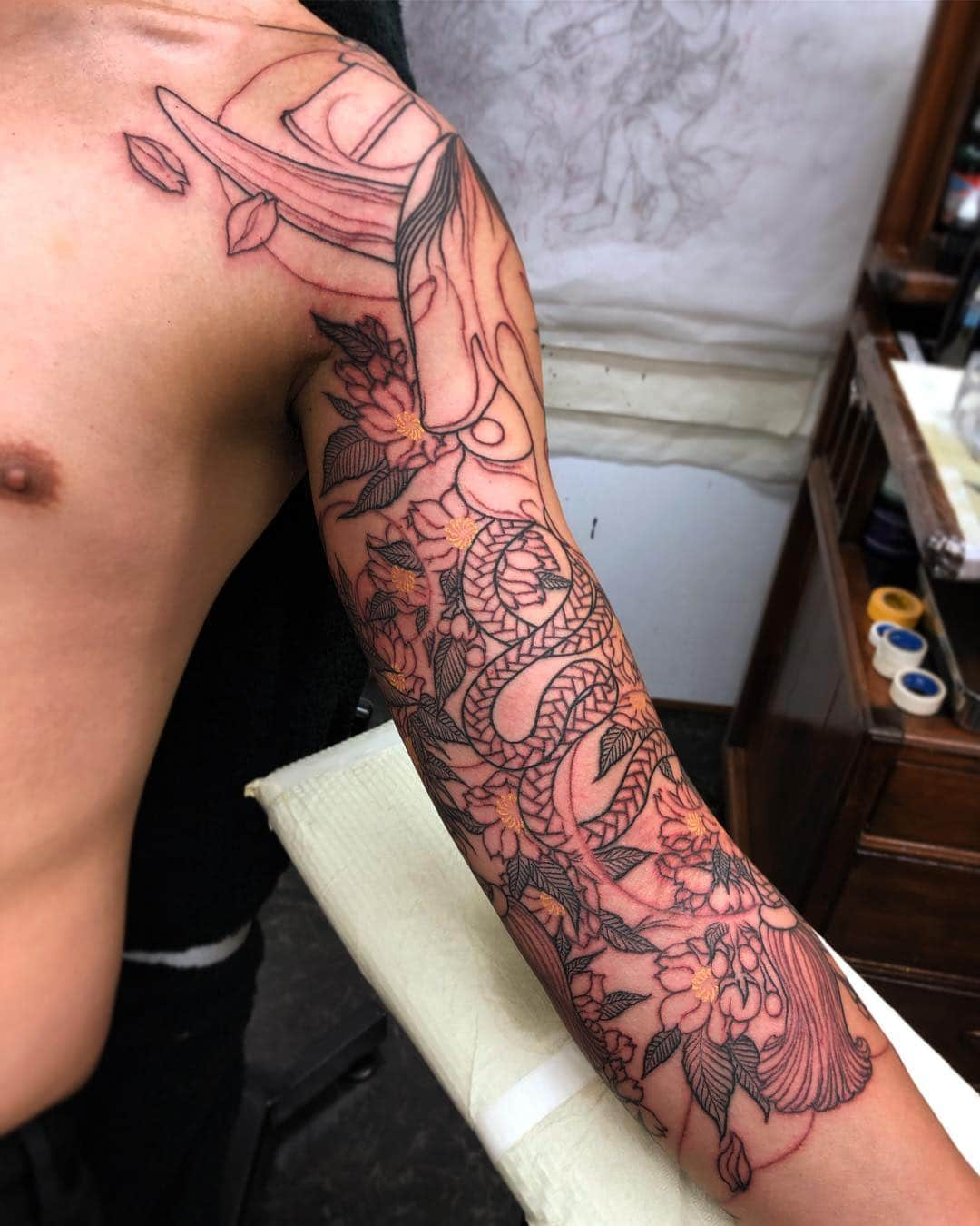 SHIGEさんのインスタグラム写真 - (SHIGEInstagram)「Just started this Hannya sleeve today,, Thank you Mervin! Otsukaresama Deshita!  #shige #shigetattoo #shigeyellowblaze #yellowblazetattoo #黄炎 #般若 #桜 #日本刺青 #hannya #sakura #japanesetattoo #japaneseart #japan @bishoprotary #bishoprotary @inkeeze #inkeeze #dipcaps #bishopfamily #fusionink #fusioninkproteam」5月27日 20時44分 - shige_yellowblaze