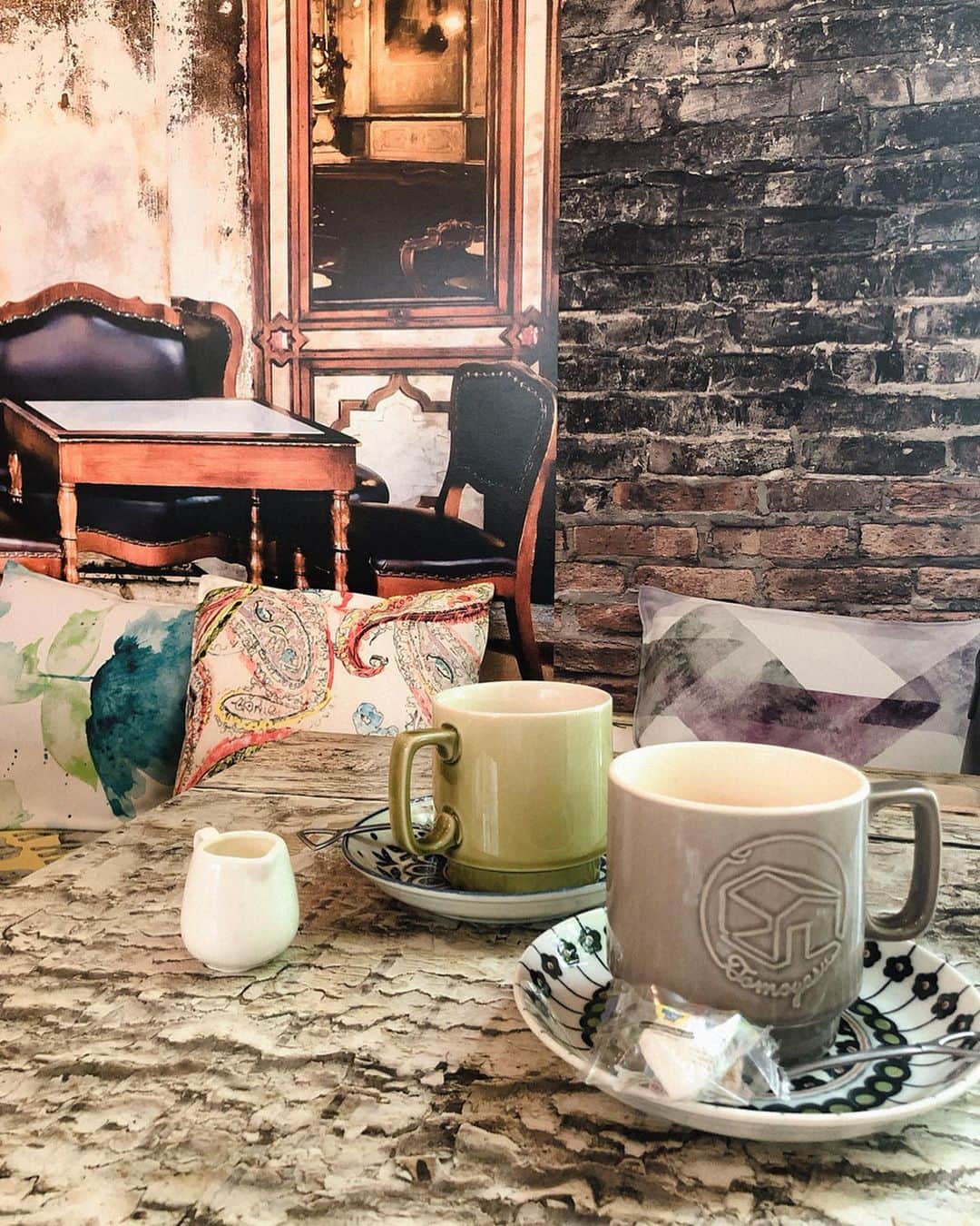 森川侑美さんのインスタグラム写真 - (森川侑美Instagram)「そうそう、 昔から仕事終わりは直帰せずに コーヒー飲んでから帰るのが好きでした☕️ ホッと力が抜ける大事なリセット時間☺️ . . 今日もお気に入りのカフェで素敵な時間を 過ごさせてもらいました☺️ . #カフェ#コーヒー#友安製作所#インテリア #cafe#coffeetime#cozy」5月27日 20時55分 - yumi.morikawa322