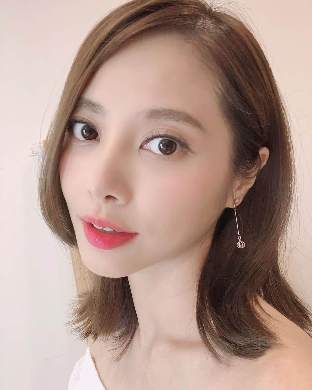 Miaさんのインスタグラム写真 - (MiaInstagram)「上一趟去韓國買的一些彩妝品～很喜歡這兩個唇彩跟腮紅打亮膏🥰 #3ce #16sixteen」5月27日 20時50分 - mia06120612wgs