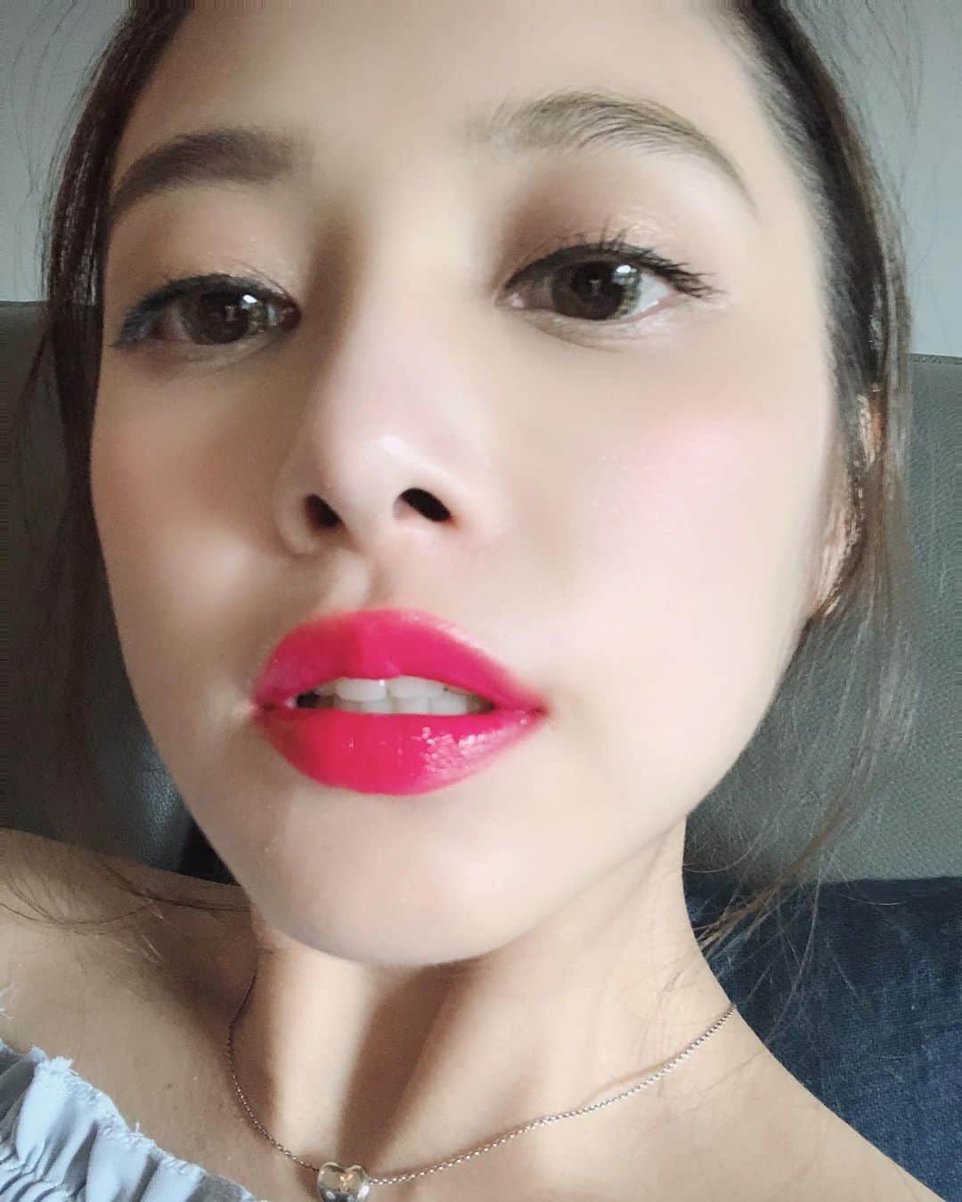 Miaさんのインスタグラム写真 - (MiaInstagram)「上一趟去韓國買的一些彩妝品～很喜歡這兩個唇彩跟腮紅打亮膏🥰 #3ce #16sixteen」5月27日 20時50分 - mia06120612wgs