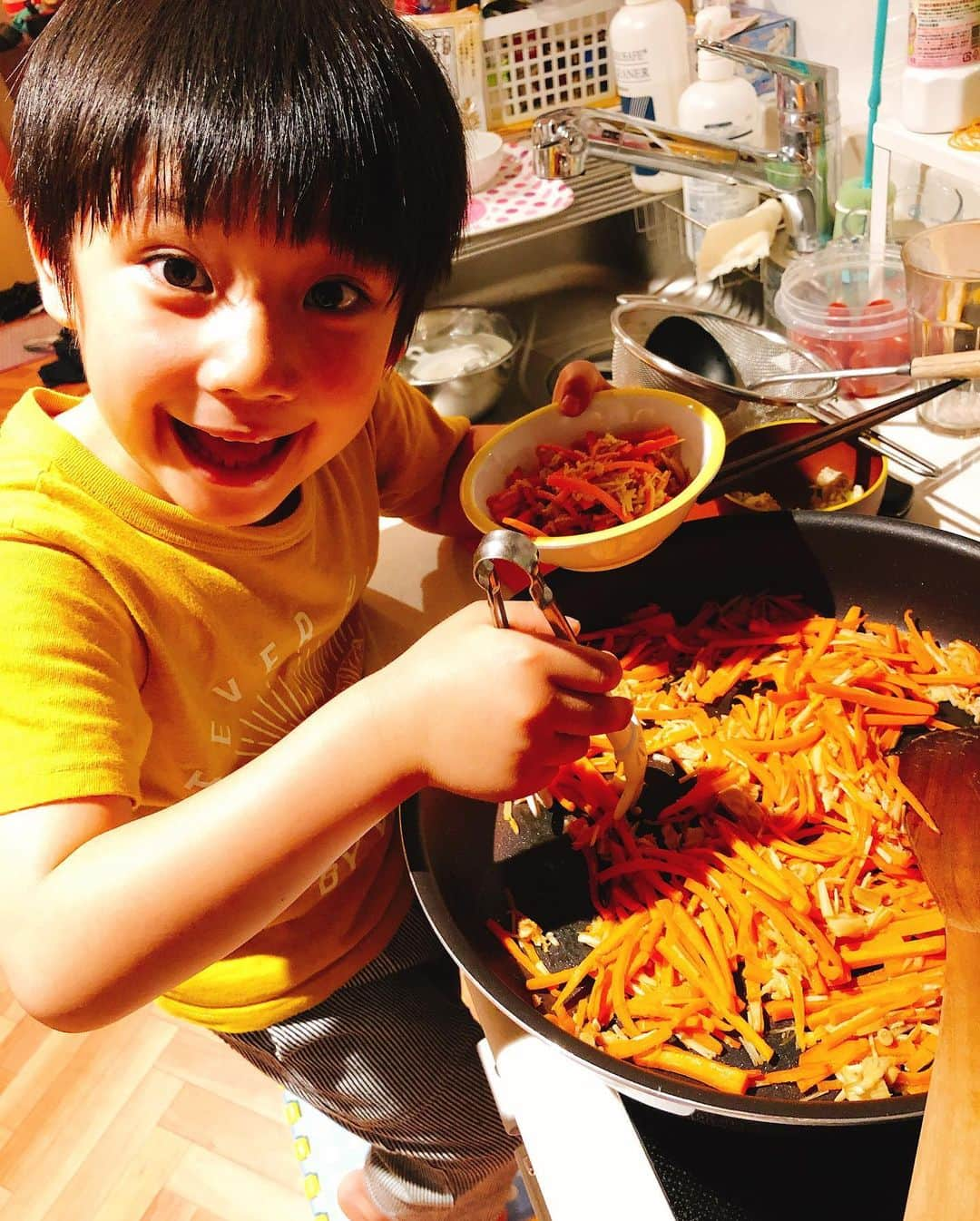 山田まりやさんのインスタグラム写真 - (山田まりやInstagram)「今日の晩ご飯は器によそうのをムネくんがお手伝いしてくれました❣️😍🙌✨ ・ 2枚目 お味噌汁をお玉でお椀に😍✨ ・ 3、4枚目 どハマり中の人参しりしりをトングで😍✨ ・ 撮り損ねましたが、 本日のメインの 木綿豆腐と鶏ムネ挽肉とえのきとニラと生姜とにんにくをたっぷり入れた鶏団子と春菊も包丁で切って鍋に投入し、 よそってくれました😍✨ ・ 最近食べ終わってから食器を洗ったり拭いたり✨ お風呂の浴槽を洗うのを手伝ってくれたり✨ 色々お手伝いしてくれるムネくん😂❤️ ・ 一時のブームで終わりません様に🤣🙏✨www ・ ムネくんの習い事に送り届けてから 帰宅しお迎えまでの50分で ダッシュで晩ご飯を作り 再びお迎えに行き、、、 ・ 5枚目 ふと手の匂いを嗅ぐと にんにくを擦ったから 指先があちゃ〜な顔😅www ・ #今日の晩ご飯  #お手伝い  #ママ  #うれしい  #お利口さん  #ありがとう  #習い事  #そろばん  #ムネくん  @central_official_」5月27日 20時50分 - mariya.yamada