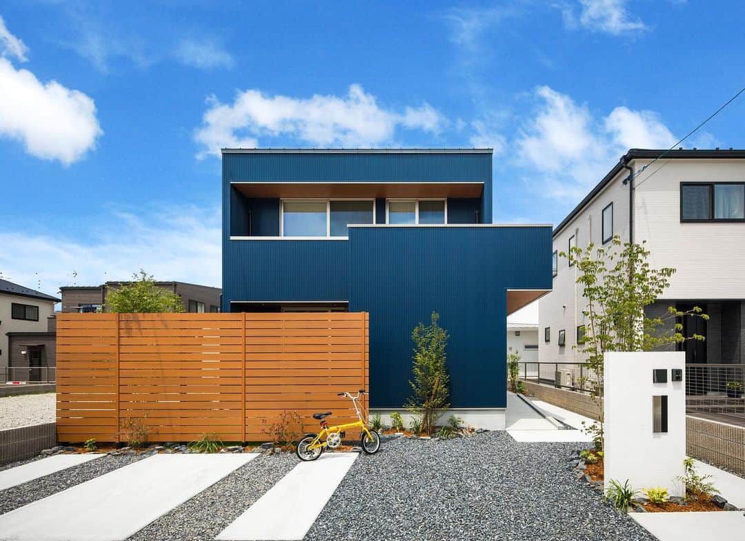 ルポハウス一級建築士事務所さんのインスタグラム写真 - (ルポハウス一級建築士事務所Instagram)「・ ・ ・ 青のガルバリウムと木目調の対比が美しいボックス型の外観。 ・ パーキングとアプローチのラインが全体像に奥行きとバランスを与えます。 ・ ・ ・ ルポハウスの施工事例をもっと見てみたい方は こちらまで☞ @reposhouse ・ #ルポハウス は#ちょっとかっこいい家 を"友人のために"という思いでつくっています。 ・ 一生に一度の#マイホーム。 「あなたにしかできない」×「ルポハウスだからできる」で、私たちだけの#家づくり を思いっきり楽しんでみませんか？！ ・ ・ ・ #家 #インテリア #住宅 #注文住宅  #ライフスタイル  #新築一戸建て #住まい #シンプルな暮らし #デザイナーズ住宅 #一級建築士事務所 #設計事務所 #myhome #house #instahouse #design #滋賀 #大津 #草津 #栗東#外観デザイン #外観 #外観イメージ #ガルバリウム外壁 #青ガルバ #ガルバ」5月27日 21時04分 - reposhouse