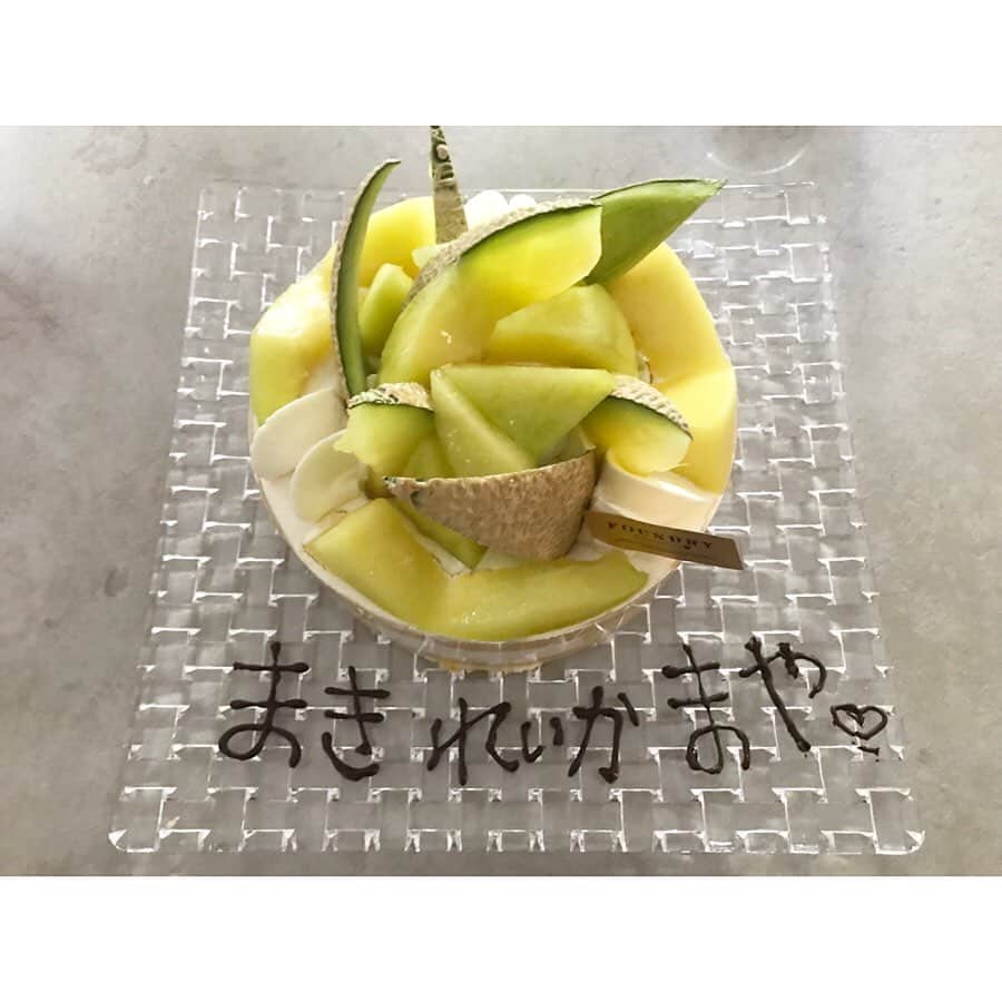 のインスタグラム：「* 自作自演の誕生日ケーキを持ってったら、みんなでお祝いしてくれた！🤣🎂 * 写真とは無関係ですが 明日5月28日火曜日！ MXテレビ「5時に夢中!」に代打でお邪魔します〜〜〜😘💋💋 * （正確に言うと、こちらのキッズは5時に夢中!のファンなので、全くの無関係ではない🤣）」