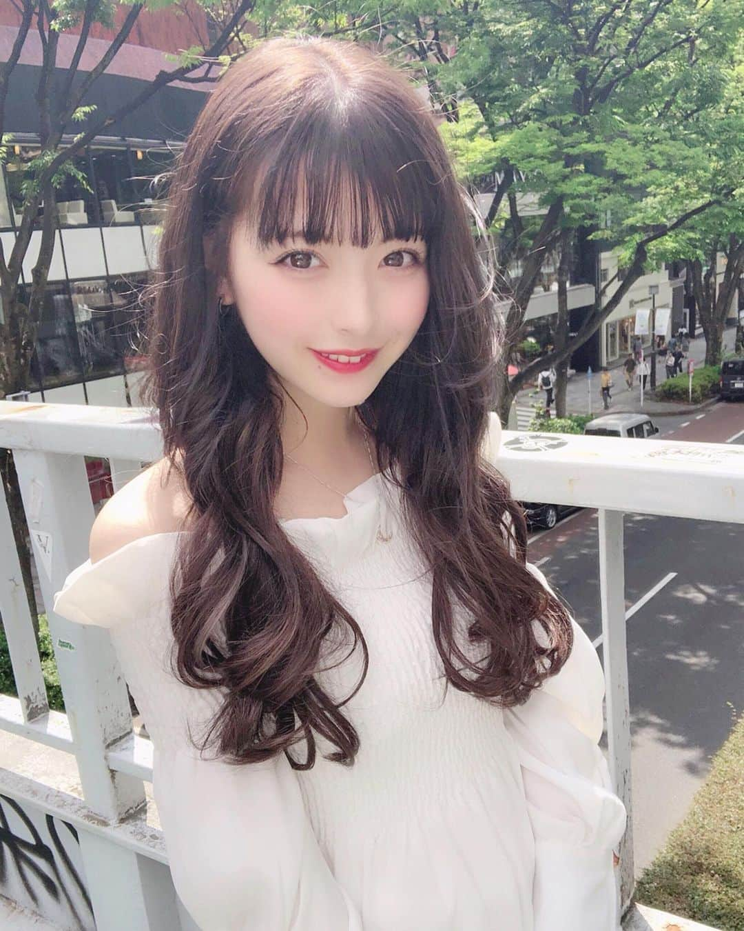 小西恭平さんのインスタグラム写真 - (小西恭平Instagram)「このヘアスタイルとカラーのオーダーが多いので、別バージョンも✂️✨﻿ ﻿ ブリーチなしでもできるカラーなのでオーダーしやすいと思います😊ただ、黒染めやかなり暗いカラーを入れている方は難しいかもしれません！﻿ ﻿ 夏なので、普段は載せない笑顔バージョンを😊﻿ ﻿ みなさんの好きなヘアスタイルを教えてください✨﻿ ﻿ #オブヘア#美容院#美容室#オブコスメティックス#原宿#サロンモデル#ミディアム#美容師#グラデーションカラー#fashion #ヘア#アレンジ#ヘアアレンジ#make#zara#ロング#hair#グレージュ#ヘアスタイル#スタイリング#髪型 #メイク#シースルーバング#表参道#ショート#似合わせカット#渋谷#hairstyle#コニタンカット」5月27日 20時58分 - kyohei_konishi