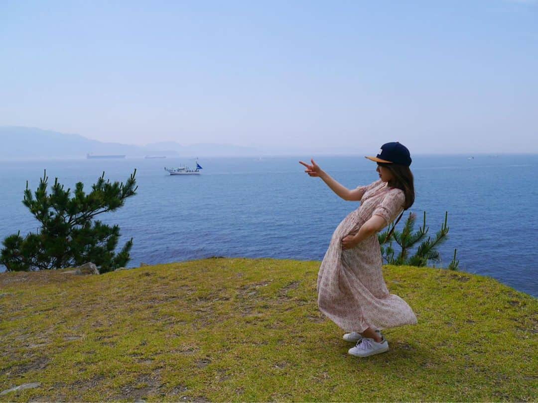 DJ みぃさんのインスタグラム写真 - (DJ みぃInstagram)「和歌山にある友ヶ島に行ってきました！ 旧日本軍の要塞施設となっていた島なので当時の砲台や防備衛所の跡が残っているのですが、その雰囲気がジブリのラピュタに出てきそうでとっても神秘的✨特に第3砲台跡は当時のままの姿で残っていて水に映る姿は見惚れてしまうほどとても綺麗でした。地下には連絡通路があってライトがないと前がみえないくらい真っ暗なのですが、そこは凄く涼しい🥺（というより寒いくらい）歩き疲れていたのでその涼しさに癒されました😭歩いている途中で見える自然や海は山登りのご褒美ですね😚映えな写真も撮っていたんですがロケーション良すぎて気付けばJOJO立ちばかりしてしまう私、、😂承太郎や大好きな花京院、ジョセフジョースター、ジョルノジョバーナなど色々撮れて満足🥺めっちゃ汗かいたけど癒された友ヶ島🚶‍♀️次はレジャーシート持ってゆったりしたいな😚 #和歌山 #友ヶ島 #JoJo立ち #ポーズ途中別のものになってる笑 #角度とかの甘さはお許しください笑 #癒し旅」5月27日 20時59分 - dj.meee