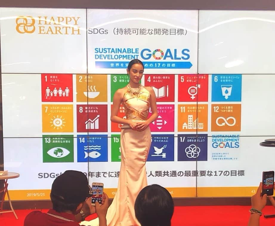 国木田彩良さんのインスタグラム写真 - (国木田彩良Instagram)「@theglobalgoals @sdgaction @unitednations @unicef Before fighting for our rights as women or human being let’s think together about how we treat our home, the planet. Everything is related. Not only in a economical way but also in a spiritual way. It starts with respect 🌏」5月27日 20時59分 - saiknd