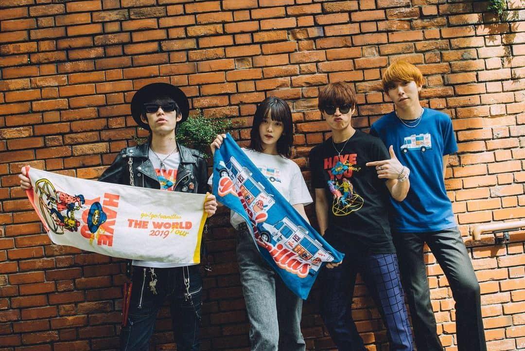 go!go!vanillasさんのインスタグラム写真 - (go!go!vanillasInstagram)「【「THE WORLD TOUR 2019」グッズ大公開！】 ＜モデル着用Tシャツサイズ＞ 牧達弥：L / ジェットセイヤ：M / 柳沢進太郎：L / 青戸しの：L」5月27日 21時05分 - go_go_vanillas_official