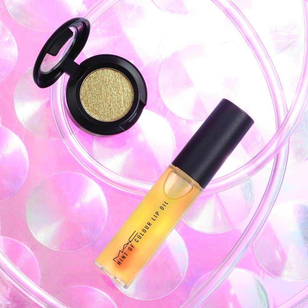 M∙A∙C Cosmetics Japanのインスタグラム：「⠀ いよいよ5/31より、ももいろクローバーZ とM·A·C がコラボレーションしたビジュアルの展開がスタート✨ メイクアップカードとポーチは、何色が出るのかお楽しみ・・・❤️ #MACXMCZ ⠀ #MACXMCZ オリジナルポーチ&メイクアップカードプレゼントキャンペーン M·A·C 公式オンラインショップ、全国のM·A·C 店舗にて対象製品（ヒント オブ カラー リップ オイル又はダズルシャドウ）を１点以上ご購入の方にメイクアップカードを、対象製品を含む3,500 円（税抜）以上ご購入の方にオリジナルポーチをプレゼント！ ⠀ ⠀ *公式オンラインショップ先行開始　5/30（木）AM10:00～なくなり次第終了 *全国店舗　5/31(金) ～ 6/19(水) *全国のM·A·C 店舗にて各日ごとに先着順で限定枚数を配布予定 *メイクアップカード及びポーチのプレゼントはオンラインショップ、店頭共にお1人様1会計(合算不可)につき各1回まで *メイクアップカード及びポーチの種類はお選びいただけません。 ⠀ ⠀ ↓↓掲載製品↓↓ [ヒント オブ カラー リップ オイル] ペール プリンセス [ダズルシャドウ] アイ ライク 2 ウォッチ ⠀ ⠀ ⠀ ⠀ ⠀ ⠀ #MACCosmeticsJapan #MACコスメ #MACCosmetics #MAC #コスメ #メイク #ももいろクローバーZ #ももクロ #momoirocloverz #MCZ #コラボ #コラボレーション #限定 #キャンペーン」