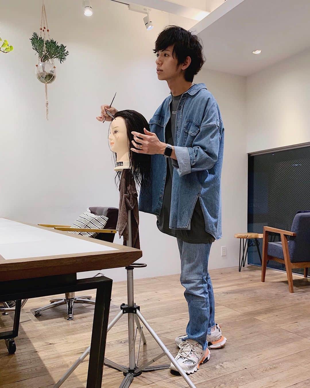 片山良平のインスタグラム：「明日ヘアショー出ます✂️😙 【RUNWAY】 TOKYO HAIR COLLECTION  片山 @ryohei_katayama  稲用 @inamochinaoki  原 @rinkomamama  目澤 @sayuri.loness  プロデューサー 本田 治彦 ✂︎✂︎✂︎ 今日は寝れないな😜 . #hairshow #runway  #arimino  #loness」