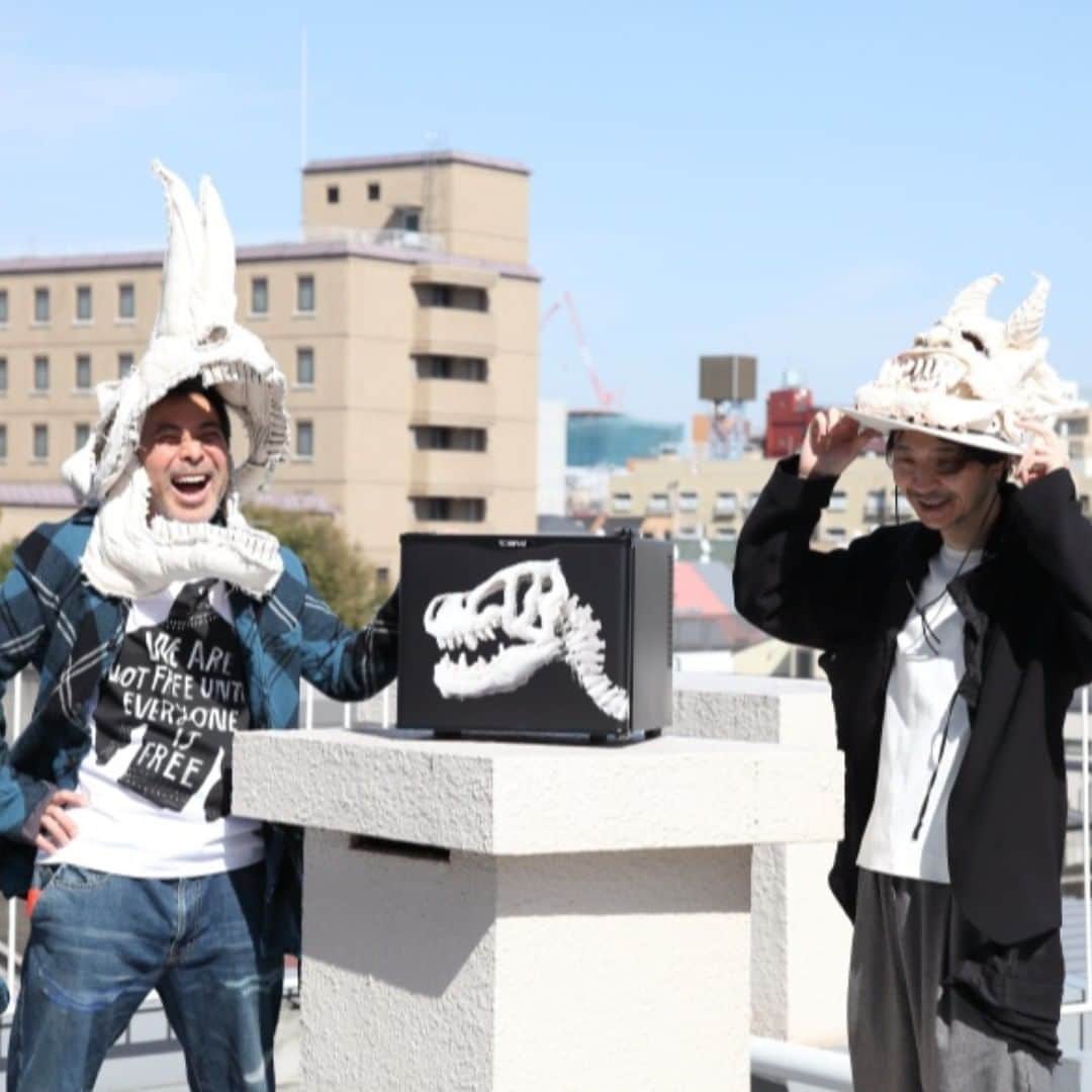 のインスタグラム：「アートでひらく冷蔵庫の第2章。菅原敏と下田昌克のTOBIRAE ⠀⠀⠀⠀⠀⠀⠀⠀⠀ 役目を終えた小型冷蔵庫をアート作品に生まれ変わらせてきたTOBIRAE。今回コム デ ギャルソンとのコラボレーションで知られる画家・下田昌克がデザインを担当したモデルをご紹介。 ⠀⠀⠀⠀⠀⠀⠀⠀⠀ KODEメンバー限定で、TOBIRAE 下田昌克モデルを10名様にプレゼント。機能性とアートのふたつが融合したスペシャルな冷蔵庫スピーカーをゲットしよう。 ⠀⠀⠀⠀⠀⠀⠀⠀⠀ 今すぐKODEで応募→プロフィールよりチェック！ ⠀⠀⠀⠀⠀⠀⠀⠀⠀ #KODE #コード #music #音楽 #TOBIRAE #speaker #下田昌克 #commedesgarcons #スピーカー #キャンペーン #コムデギャルソン」