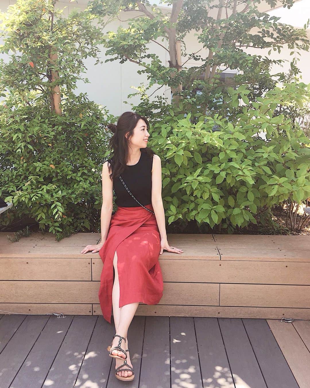 mikicoco00のインスタグラム：「* * 夏みたいに暑かった週末 topsは @uniqlo のUVカット💁‍♀️ * 日焼け止めは塗り忘れたけども🙄笑 巻きスカートもお気に入り🍒 #demiluxebeams * * * * * #uvカットスーピマコットンノースリーブセーター #ライトvネックカーディガン#リネン#スカート  #美白#紫外線対策#black#red#ユニクロ銀座 #uniqlo#uniqloginza#uniqloginza2019ss」