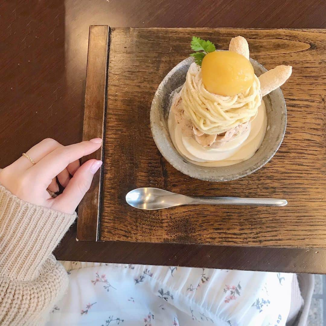 海老原りささんのインスタグラム写真 - (海老原りさInstagram)「谷中お散歩〜🙋🏻‍♀️🌲🌻🍃✨ . . . 日暮里駅からすぐの場所にある 谷中銀座商店街に行って来た〜⛩🌻 . 穏やかな下町の雰囲気、すごく好き😌 . 初めて行ったので ストーリーでおすすめの場所聞いて 参考にしながら散策したよ〜！ 和栗やのモンブランは美味しくて カフェ猫衛門での 招き猫の絵付けは楽しかった🐈♪ . 皆に聞いたおすすめのお店に行くには 一日じゃ時間足りなかったから また行きたいな〜😬💓 . 皆にもおすすめシェアするね👏🏻✨ 私みたいに楽しい一日になる人が 一人でも増えたらいいな＊ 皆教えてくれてありがとう☺️💓 . . . #日暮里#谷中銀座商店街#谷中銀座#谷中カフェ#日暮里カフェ#カフェ猫衛門#千駄木#根津#東京都台東区#下町#下町レトロ#お散歩#食べ歩き#昭和レトロ#谷根千」5月27日 21時02分 - ebichan_nn_n