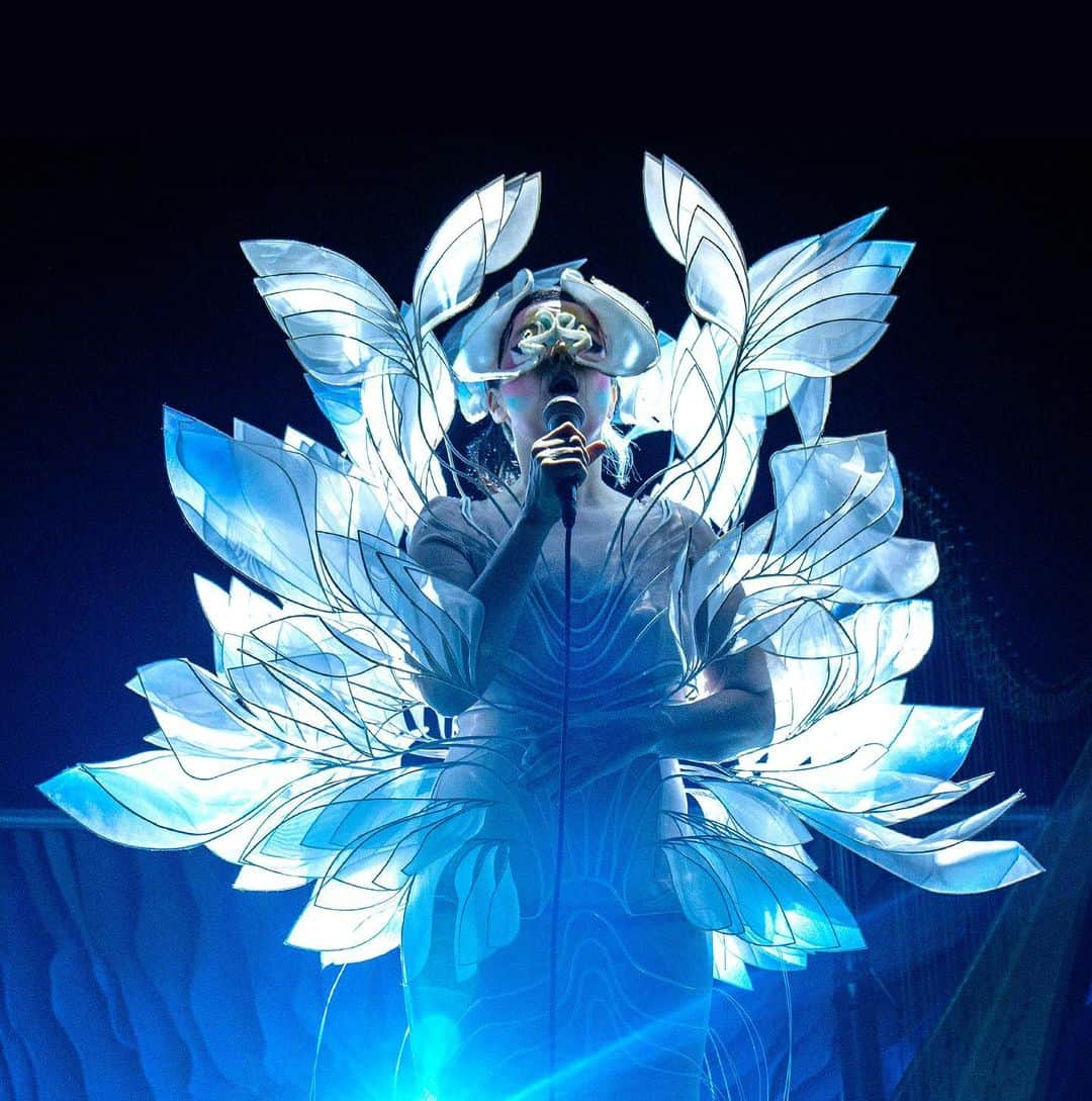 Iris Van Herpeさんのインスタグラム写真 - (Iris Van HerpeInstagram)「It has been truly magical to collaborate again with long-time friend @bjork, creating this sculptural blossomy custom dress for her new 'Cornucopia' show at @theshedny in New York. The ‘Sphaera’ dress is inspired by a future orchid-avatar that is hovering like an aura around her body, and continuously changes shape in harmony with Björk’s movements.  During the performance the dress turns into a bioluminescent creature, in collaboration with light artist @nickverstand. ～ Mask by @james.t.merry Photography by @santiagraphy #bjork #cornucopia #irisvanherpen #sphaera #theshed」5月27日 21時03分 - irisvanherpen