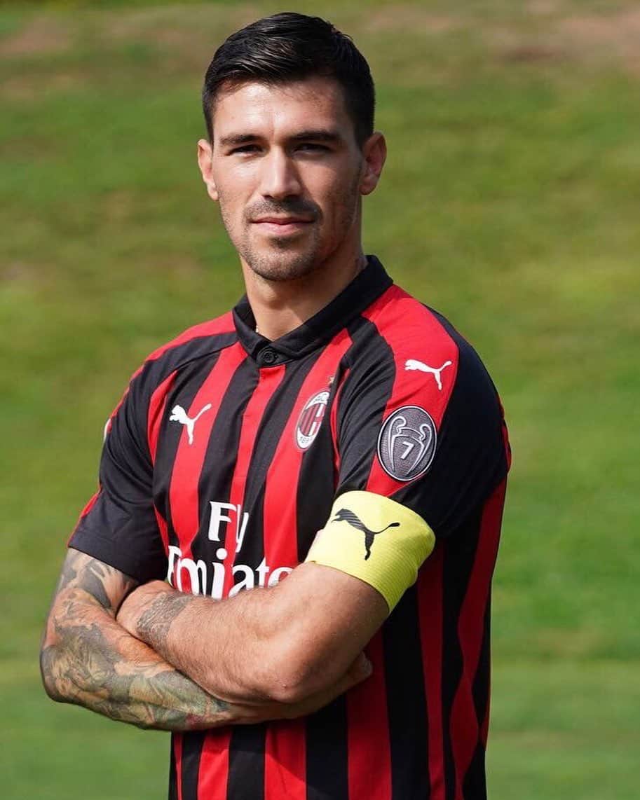 アレッシオ・ロマニョーリのインスタグラム：「Rimane l’amaro in bocca per un finale che poteva essere diverso. Ogni stagione, ogni partita ti insegna qualcosa. Ripartiamo da questi 68 punti e da questo quinto posto per migliorarci il prossimo anno. Grazie a tutti i tifosi che quest’anno hanno riempito San Siro e si sono fatti sentire in massa in trasferta. Ora due partite in Nazionale per chiudere al meglio la stagione... ci vediamo a luglio @acmilan ✌🏼」