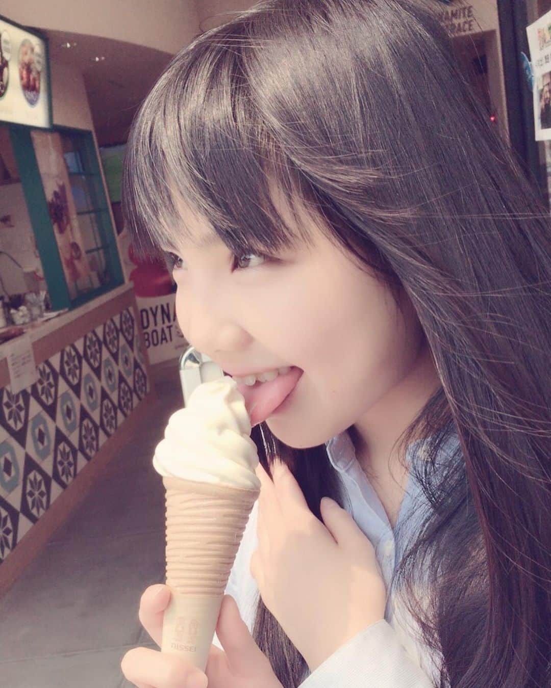 北川愛乃さんのインスタグラム写真 - (北川愛乃Instagram)「暑いからソフトクリーム  食べたくなっちゃうね🍦💕 ペロペロ😋  #暑い  #ソフトクリーム #懐かしい #写真 #大須 #商店街」5月27日 21時06分 - kitagawayoshino