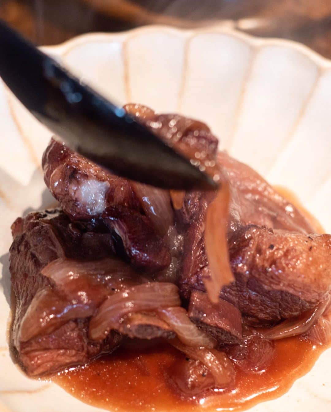 Iguchi Takuto... おうちごはんおじさんさんのインスタグラム写真 - (Iguchi Takuto... おうちごはんおじさんInstagram)「. The 4th Foodies Labo🍳 (スワイプで当日写真) 〜お肉特訓講座〜 (連投すみません😂) 午前/午後 2部制開催 計10名の方にお越しいただきました。 急遽来れなくなった方、残念ですが次回は是非お越しください😭 . 今回のメニューは、 今回のメニューは、1人で45分で3品できちゃうくらい簡単！ しかも超絶美味しくてほっぺたが落ちる、自慢のレシピ☺️ •A5ランク 国産黒毛和牛のローストビーフ •スペアリブの赤ワイン煮込み •牛肉と夏野菜の中華炒め の3品をご紹介させていただきました。 . 参加してくださった皆様、ありがとうございました！ 個人的にもめちゃくちゃ気合の入った会でした！ 当日の様子を見たい方は、 Foodies Labo公式アカウント(@foodies_labo) ストーリーのハイライト<The 4th>をご覧下さいねー！！ . 次回は、6/23(日)The 5th Foodies Labo🍳 夏に食べたいラタトゥイユ講座です！ ラタトゥイユのご紹介と、 ラタアレンジカレー&ラタアレンジパスタ というラインナップです🍅🍆 まだ現在残り1枠のみ空きがありますので、 参加希望の方は早めに、 公式アカウント(@foodies_labo)をフォローの上、 そちらへDMにてご連絡くださいね😋 それ以降の方はキャンセル待ちとなります。 ではでは、引き続きよろしくお願いします🙆‍♂️✨ . . 美味しいで日本を元気に꒰⍨꒱.+* . #FoodiesLabo #料理教室 #ワークショップ #WS #料理教室東京 #料理研究会 #東京 #Tokyo #品川区 #料理好きな人と繋がりたい #料理大好き #フードスタイリスト#趣味の料理研究家#料理家#料理研究家#井口タクト#おうちごはん#おうちごはんおじさん#おうちごはんLover#料理男子#家庭料理#フーディーテーブル#Foodstylist#ouchigohan_ojisan#cookingram#IGersJP#instagramjapan#japanesefood」5月27日 21時07分 - ouchigohan_ojisan