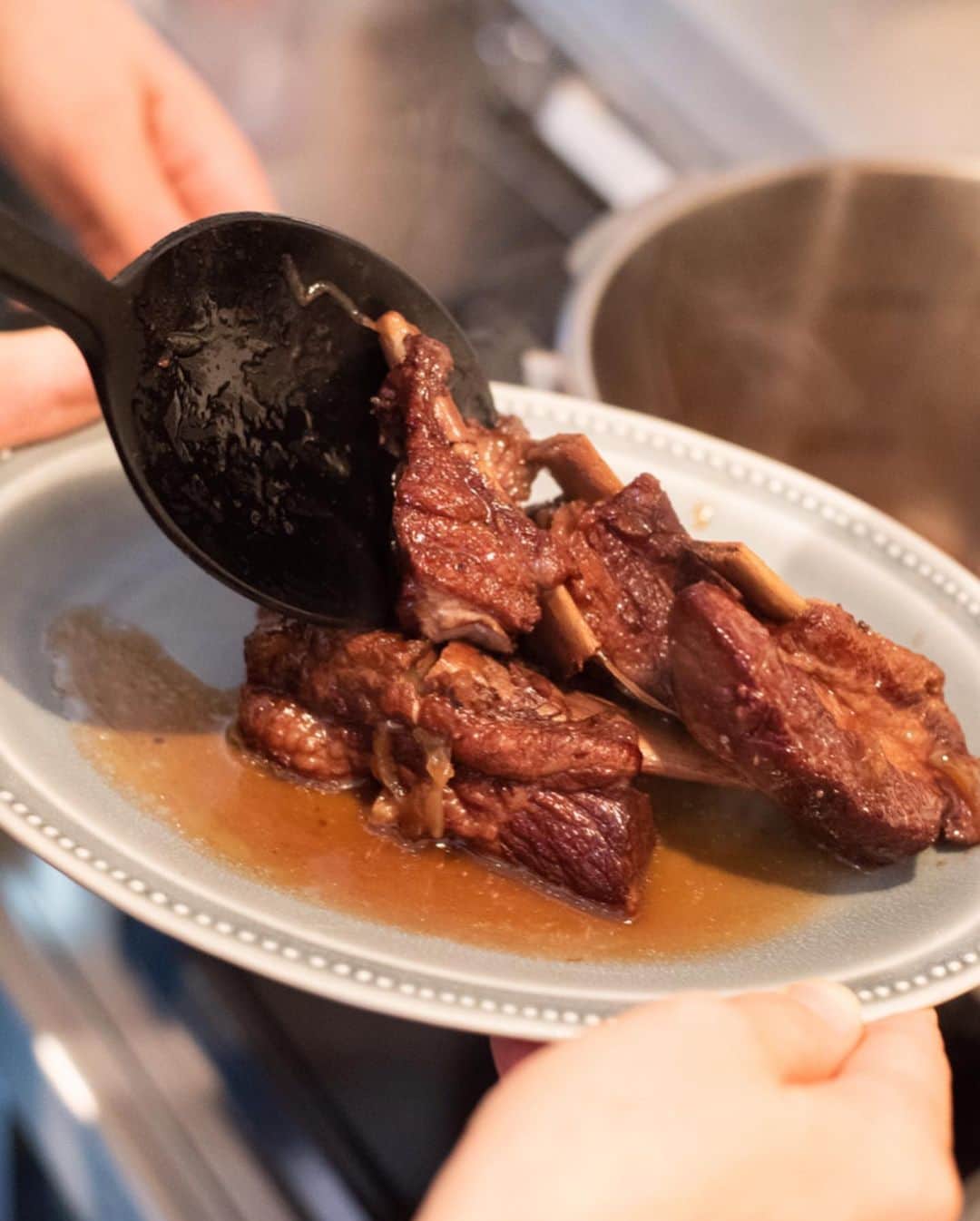 Iguchi Takuto... おうちごはんおじさんさんのインスタグラム写真 - (Iguchi Takuto... おうちごはんおじさんInstagram)「. The 4th Foodies Labo🍳 (スワイプで当日写真) 〜お肉特訓講座〜 (連投すみません😂) 午前/午後 2部制開催 計10名の方にお越しいただきました。 急遽来れなくなった方、残念ですが次回は是非お越しください😭 . 今回のメニューは、 今回のメニューは、1人で45分で3品できちゃうくらい簡単！ しかも超絶美味しくてほっぺたが落ちる、自慢のレシピ☺️ •A5ランク 国産黒毛和牛のローストビーフ •スペアリブの赤ワイン煮込み •牛肉と夏野菜の中華炒め の3品をご紹介させていただきました。 . 参加してくださった皆様、ありがとうございました！ 個人的にもめちゃくちゃ気合の入った会でした！ 当日の様子を見たい方は、 Foodies Labo公式アカウント(@foodies_labo) ストーリーのハイライト<The 4th>をご覧下さいねー！！ . 次回は、6/23(日)The 5th Foodies Labo🍳 夏に食べたいラタトゥイユ講座です！ ラタトゥイユのご紹介と、 ラタアレンジカレー&ラタアレンジパスタ というラインナップです🍅🍆 まだ現在残り1枠のみ空きがありますので、 参加希望の方は早めに、 公式アカウント(@foodies_labo)をフォローの上、 そちらへDMにてご連絡くださいね😋 それ以降の方はキャンセル待ちとなります。 ではでは、引き続きよろしくお願いします🙆‍♂️✨ . . 美味しいで日本を元気に꒰⍨꒱.+* . #FoodiesLabo #料理教室 #ワークショップ #WS #料理教室東京 #料理研究会 #東京 #Tokyo #品川区 #料理好きな人と繋がりたい #料理大好き #フードスタイリスト#趣味の料理研究家#料理家#料理研究家#井口タクト#おうちごはん#おうちごはんおじさん#おうちごはんLover#料理男子#家庭料理#フーディーテーブル#Foodstylist#ouchigohan_ojisan#cookingram#IGersJP#instagramjapan#japanesefood」5月27日 21時07分 - ouchigohan_ojisan