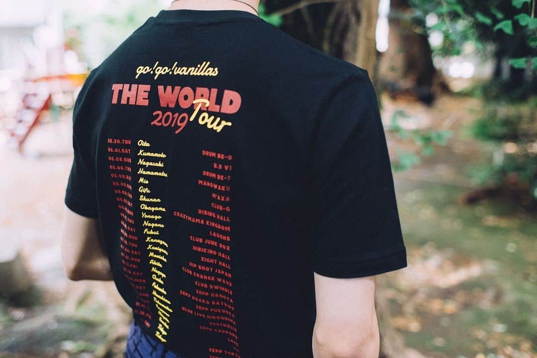 go!go!vanillasさんのインスタグラム写真 - (go!go!vanillasInstagram)「【「THE WORLD TOUR 2019」グッズ大公開！】 ＜牧達弥プロデュース＞ 「THE WORLD TOUR 2019」HAVE YOU EVER SEEN? シリーズ 「THE WORLD TOUR 2019」ブレーメンバニラズ ラバーバンド ＜モデル着用Tシャツサイズ＞ 牧達弥：L / 青戸しの：M」5月27日 21時08分 - go_go_vanillas_official