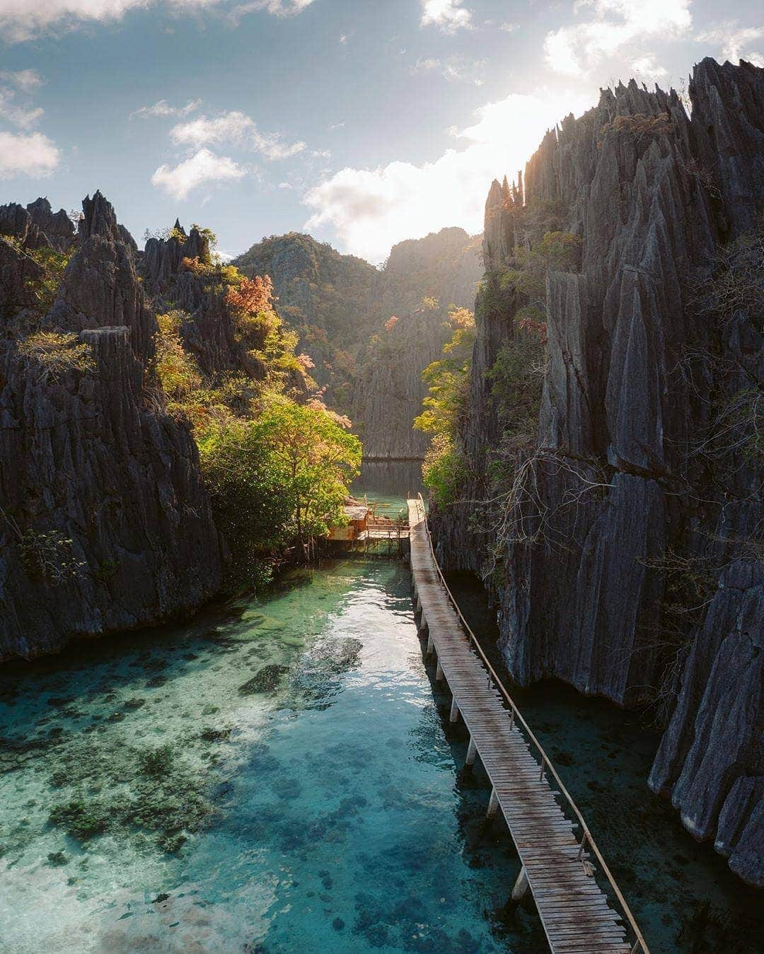 BEAUTIFUL DESTINATIONSさんのインスタグラム写真 - (BEAUTIFUL DESTINATIONSInstagram)「"We woke up at 5am this morning and took our little boat to Twin Lagoon. We had the whole place to ourselves and spent hours free-diving and shooting." Sounds like a dream morning to us! 🌴(📷: @emmett_sparling 📍: Coron, #Palawan)」5月27日 21時11分 - beautifuldestinations