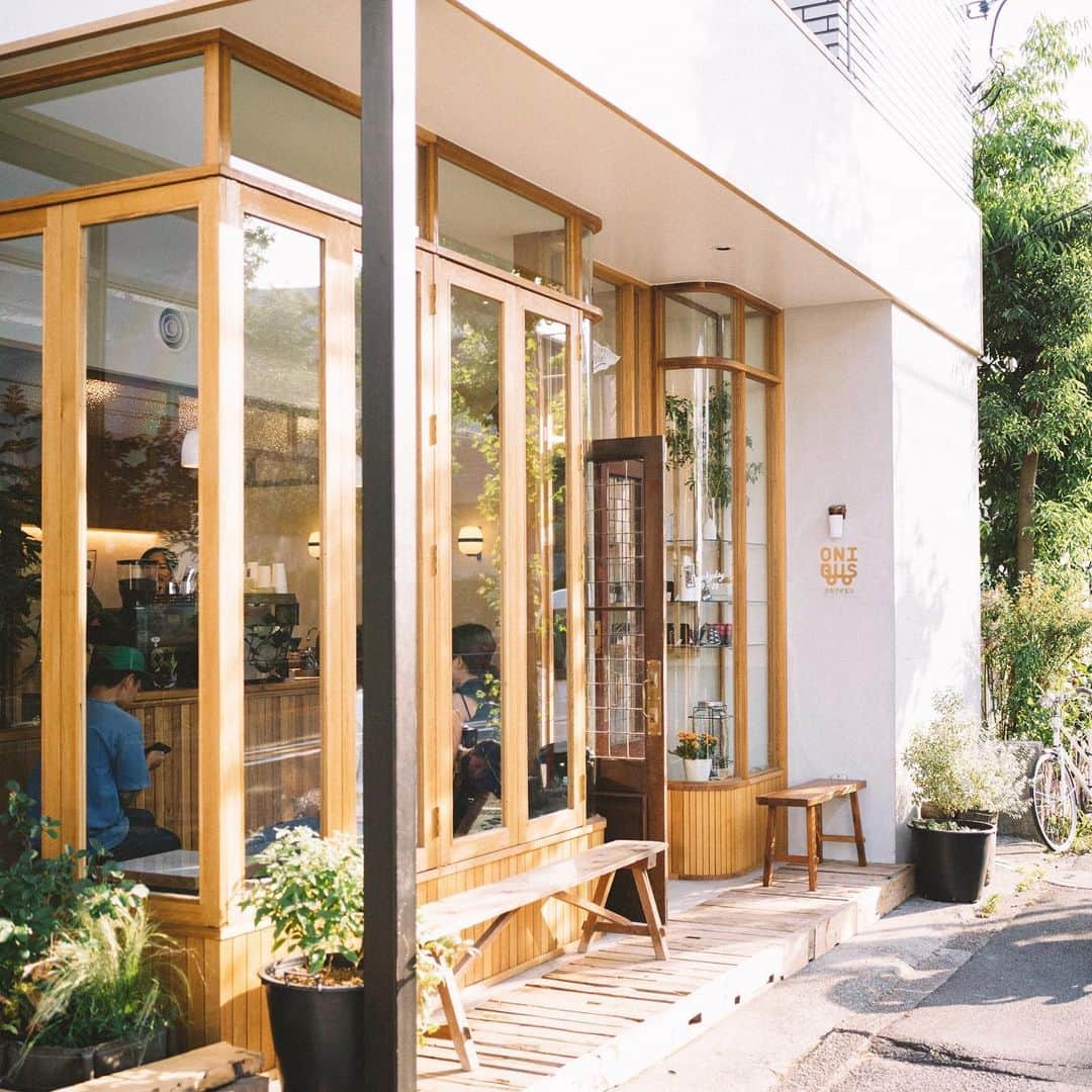 Naokoのインスタグラム：「coffee shop☕︎ * びっくりするくらい近所にコーヒー屋さんができて嬉しいから二日連続で通っています😆 カフェラテが美味しい季節で嬉しい！ 正式には5/29グランドオープンだそう。 おてんば娘を連れても優しい対応ありがたい😭🙏 夕方、とっても綺麗な光が差し込んでいます。 #hasselblad_diary」